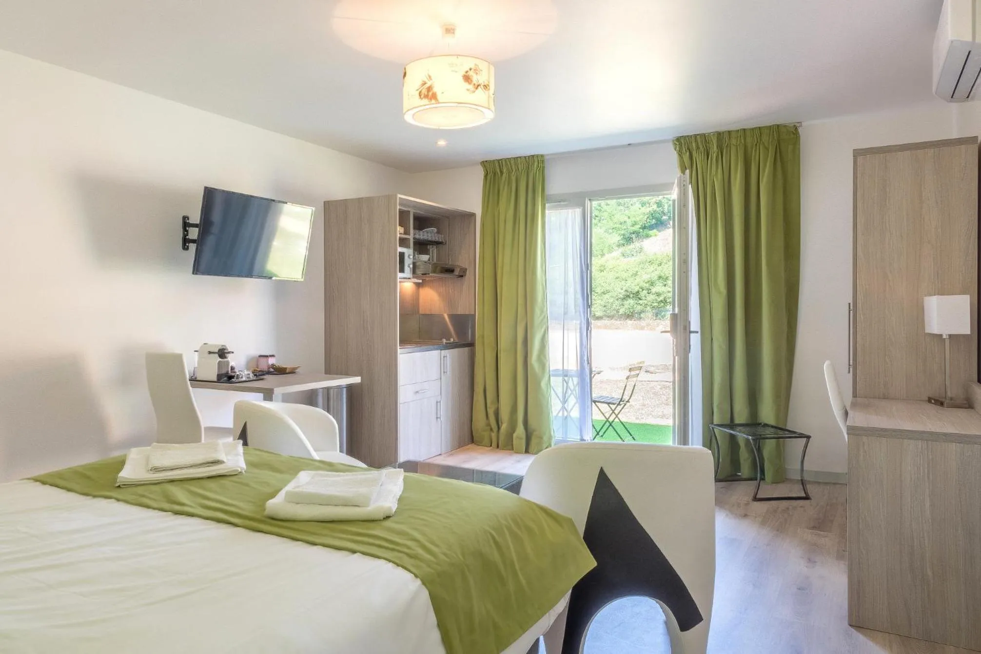 Bedroom, Bed in Hôtel Domaine des Pierres Dorées