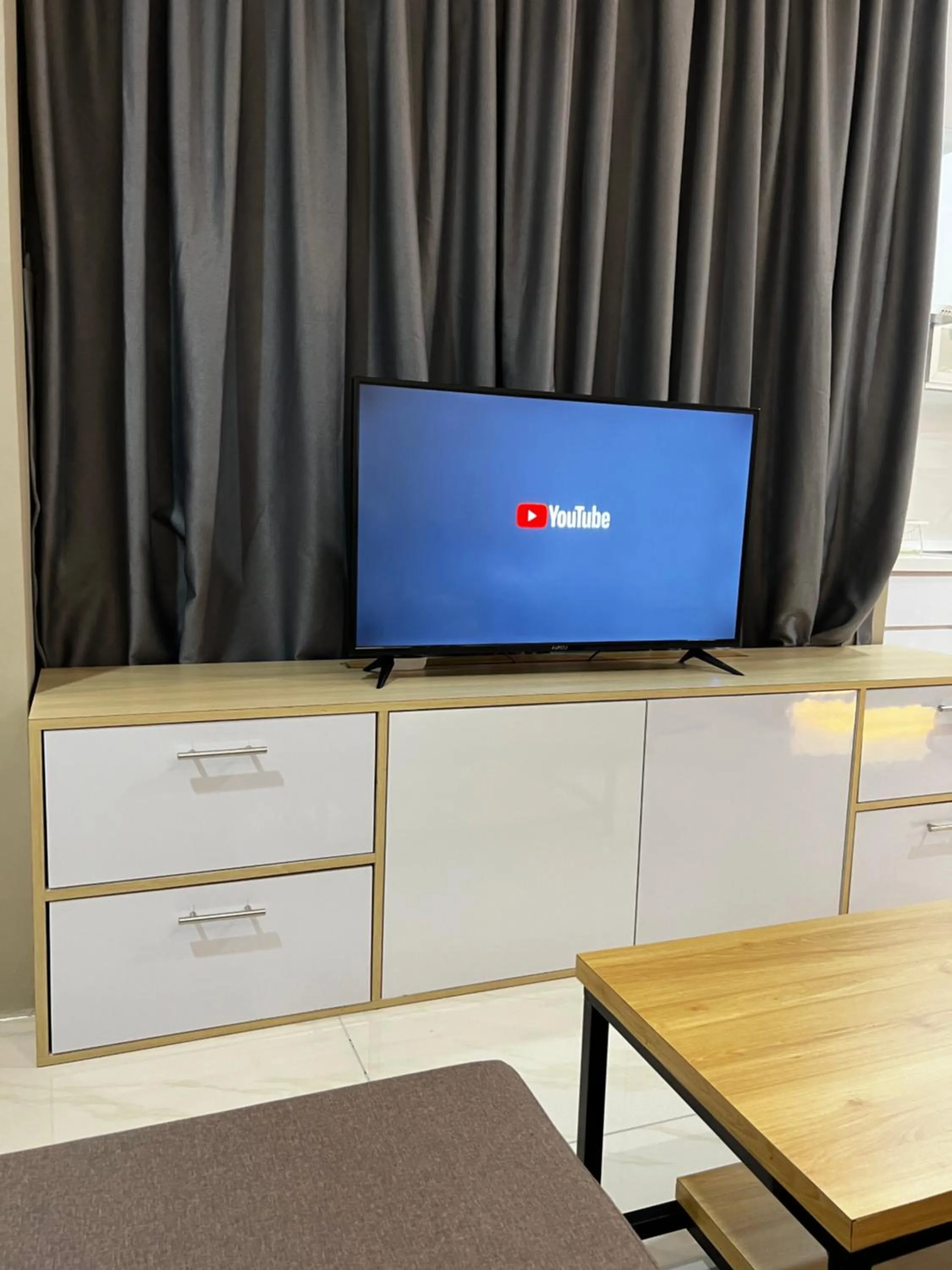 Communal lounge/ TV room in ITCC Manhattan Suites by Infinity