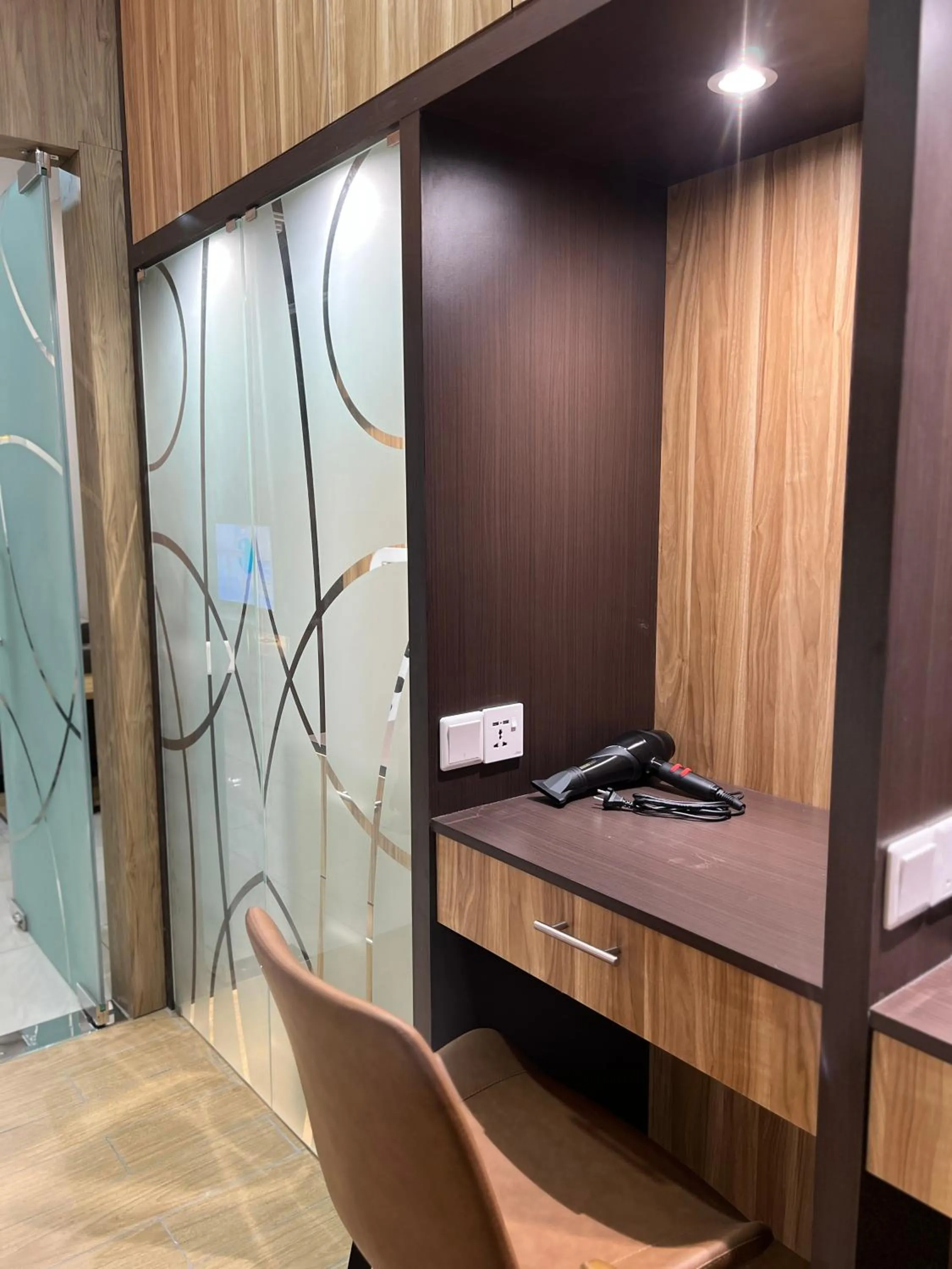 wardrobe in ITCC Manhattan Suites by Infinity