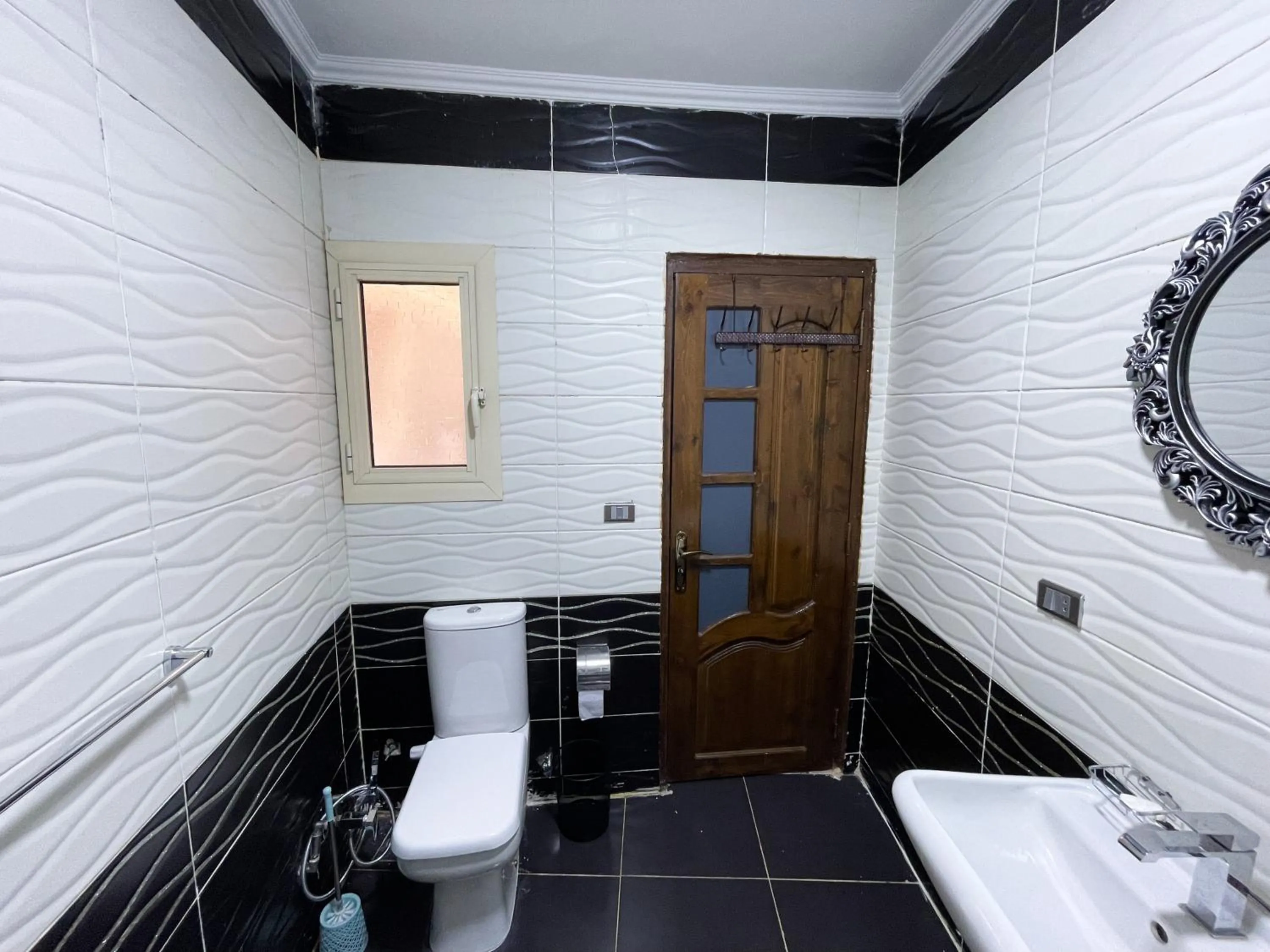 Toilet in Chez l'ami hotel