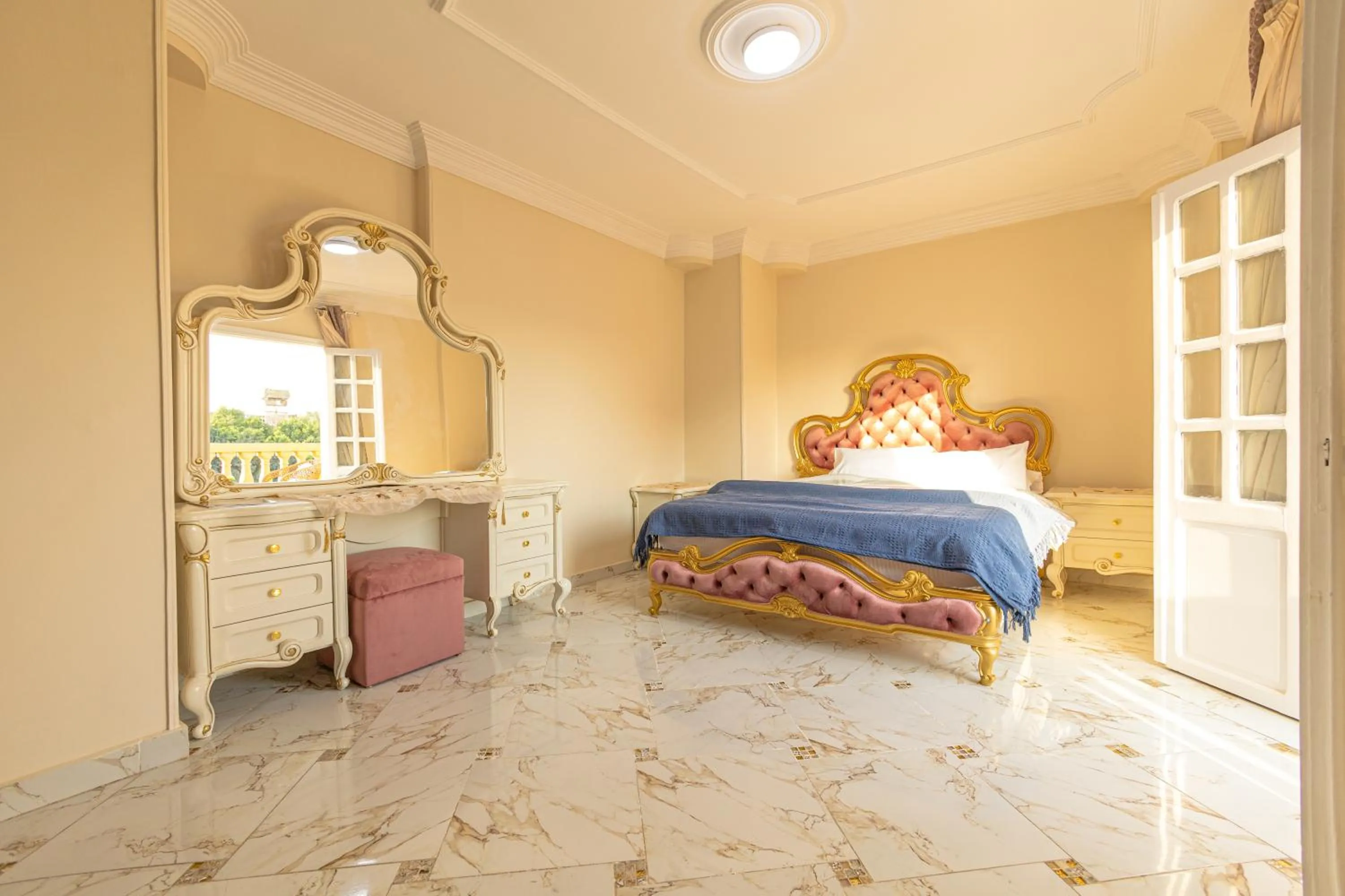 Bed in Chez l'ami hotel