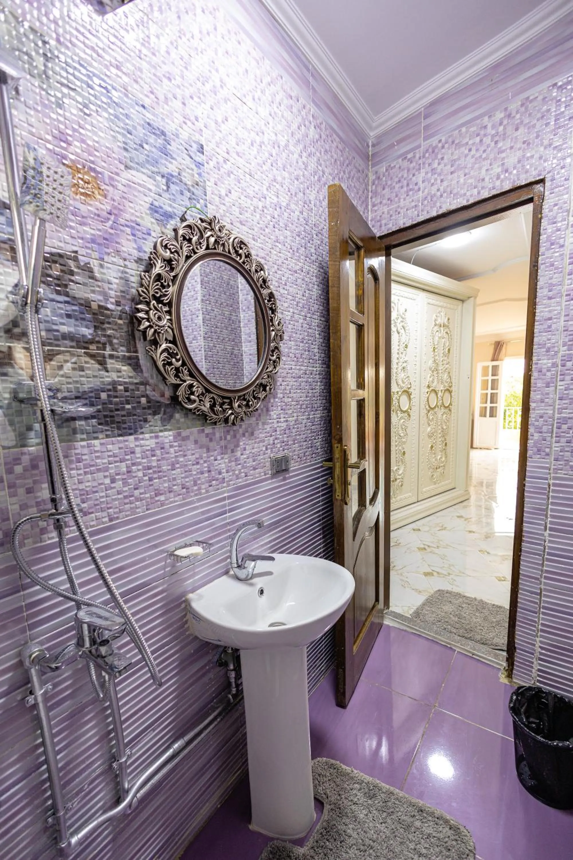 Shower in Chez l'ami hotel