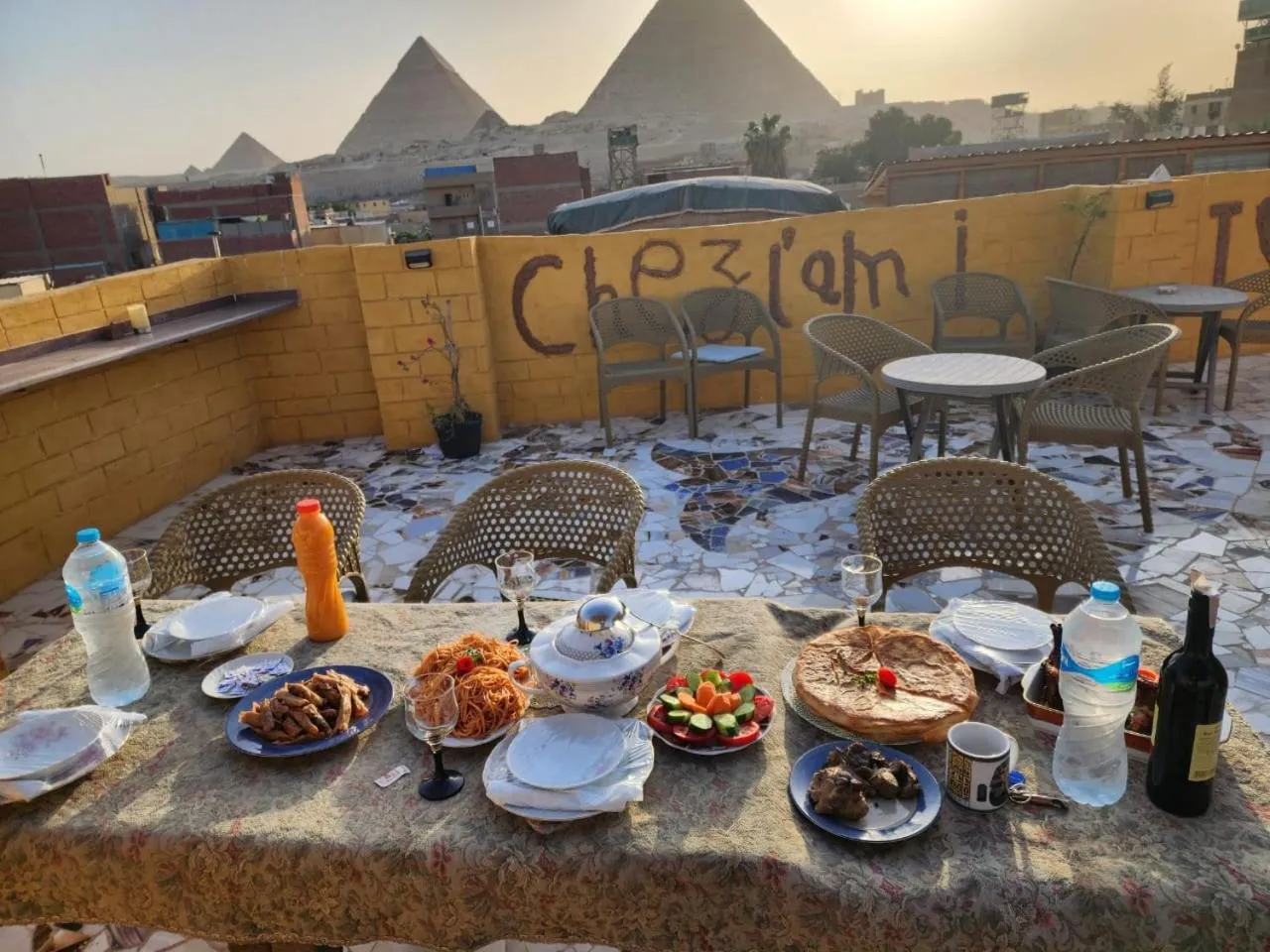 Restaurant/places to eat in Chez l'ami hotel