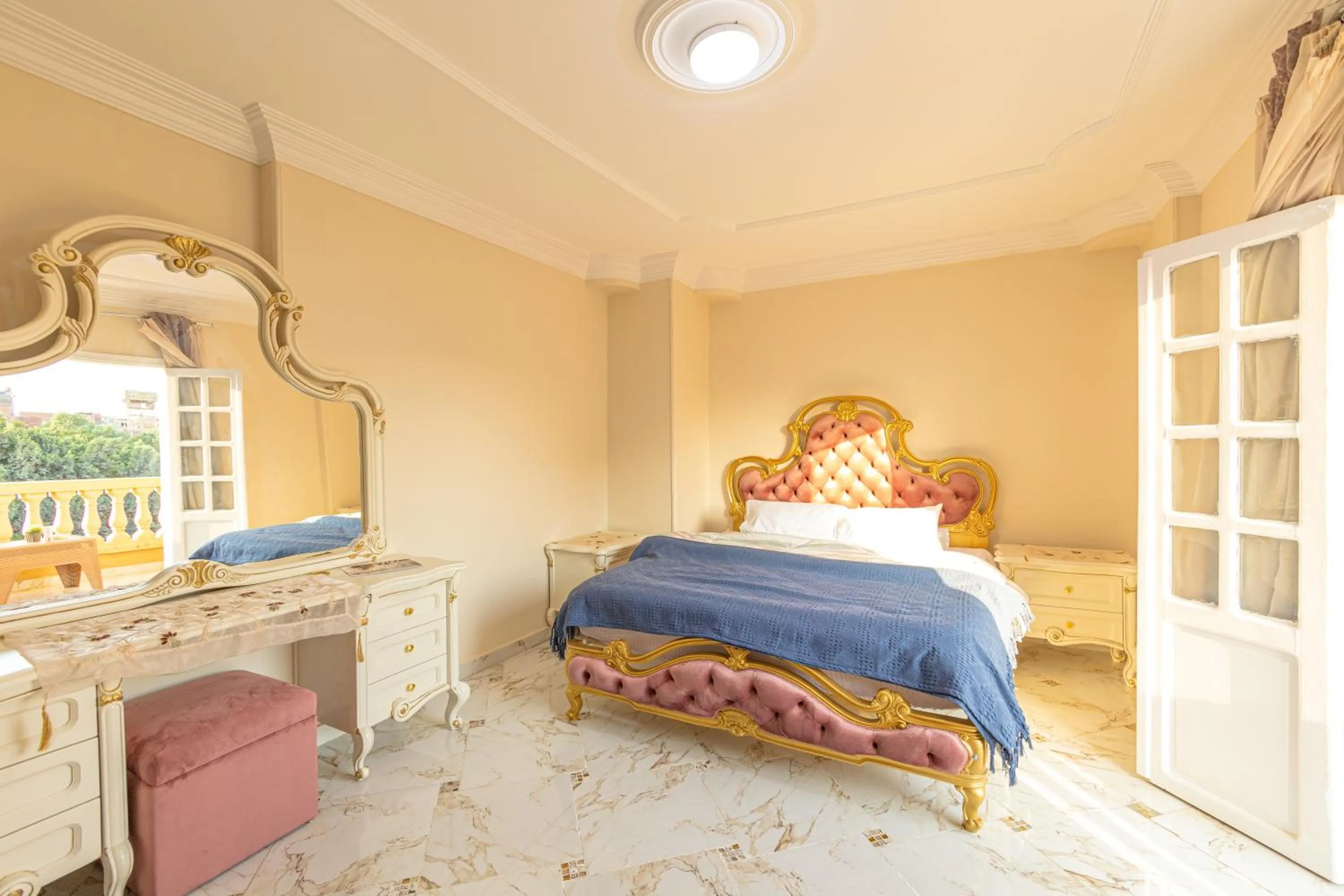 Bed in Chez l'ami hotel