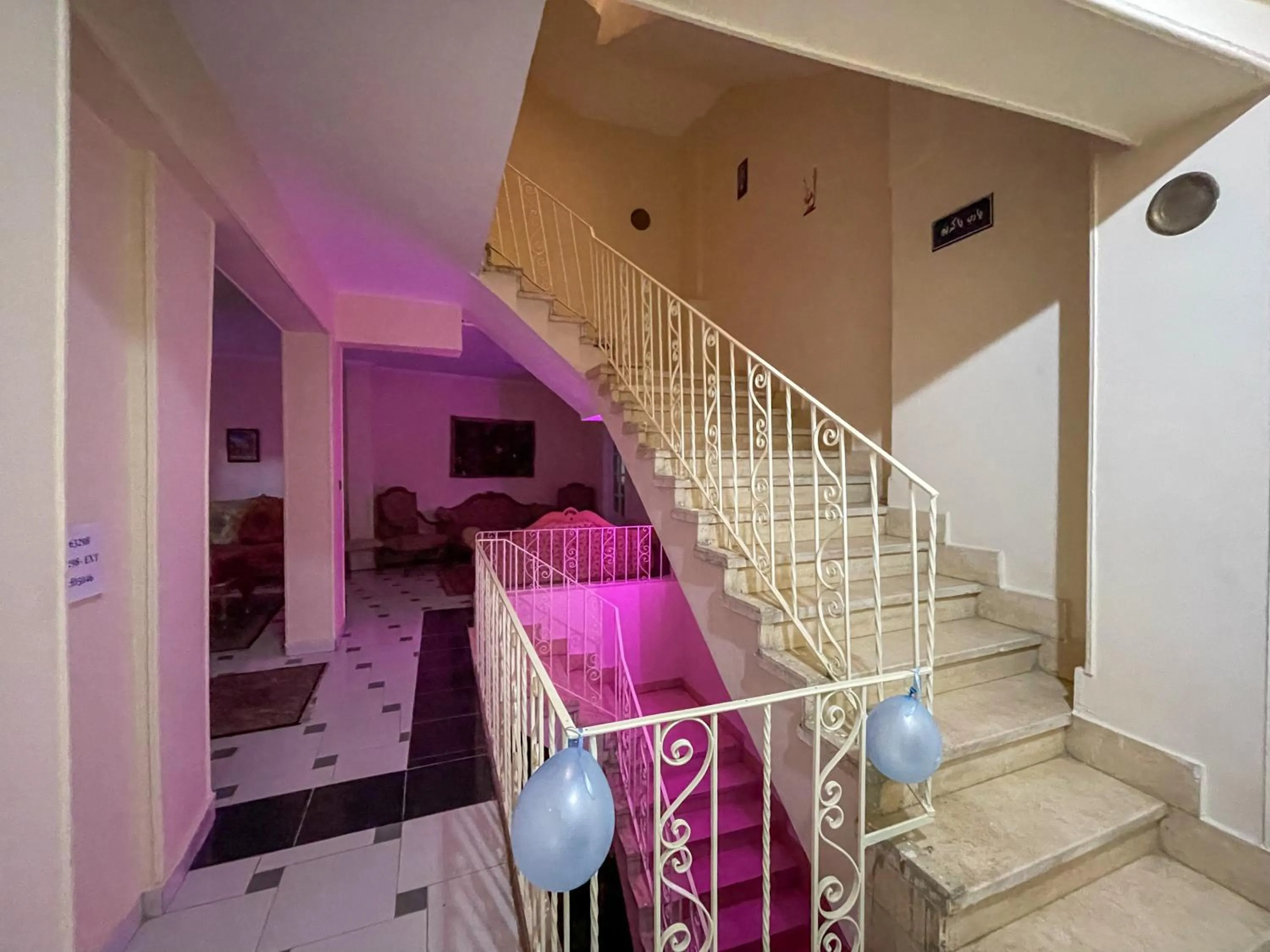 Property building, Bed in Chez l'ami hotel