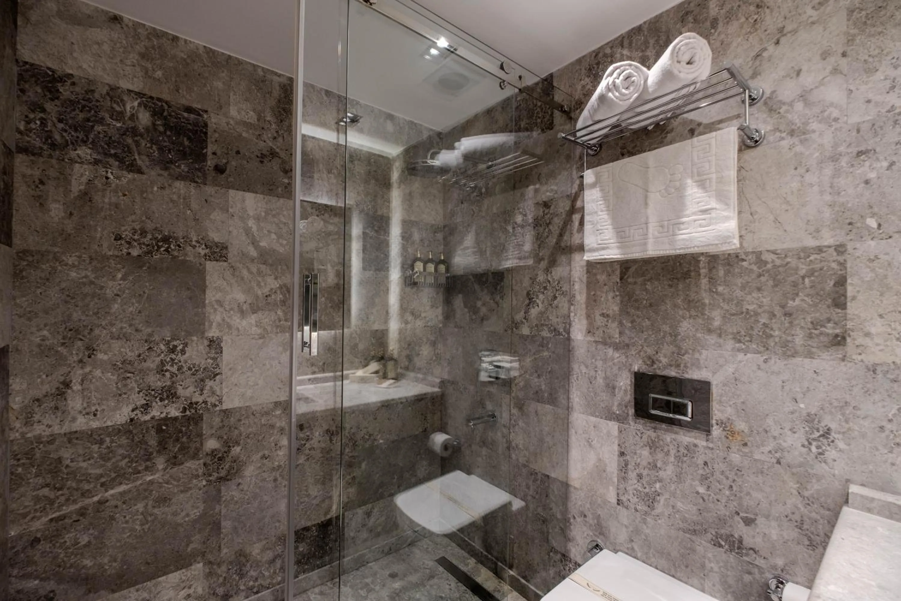 Shower in B'İSTANBUL HOTEL