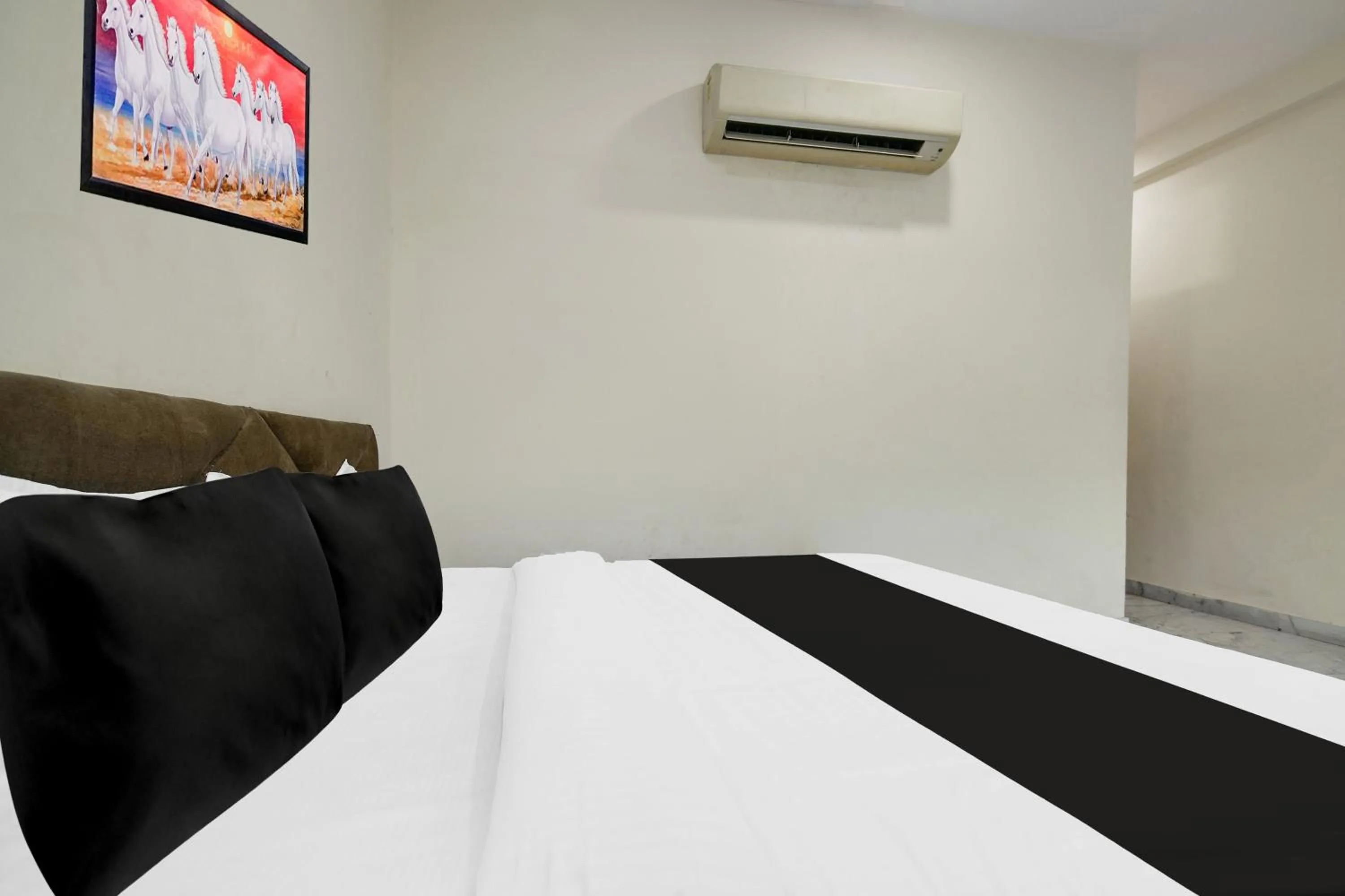 Bedroom, Bed in Super Hotel O Ujjain Near Hari Fatak