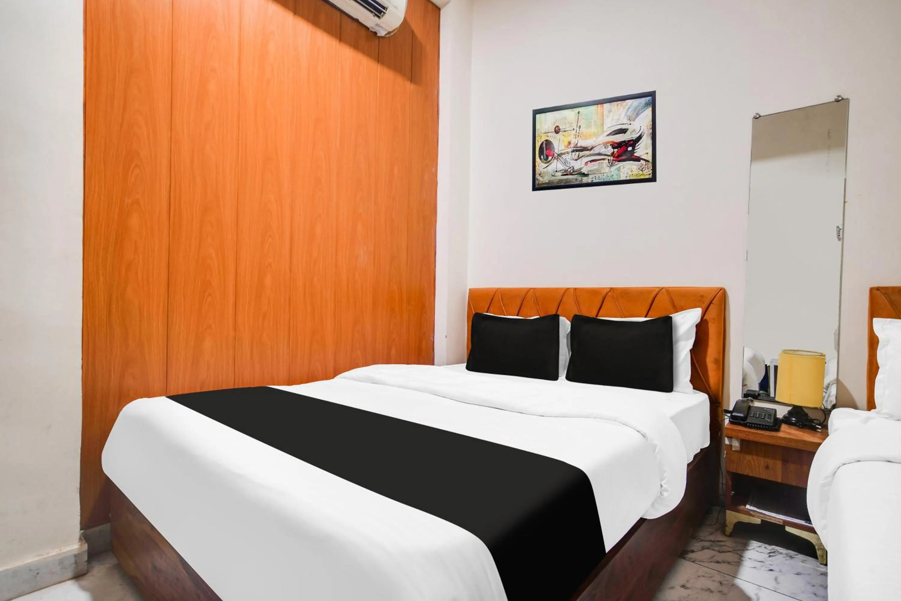 Bedroom, Bed in Super Hotel O Ujjain Near Hari Fatak