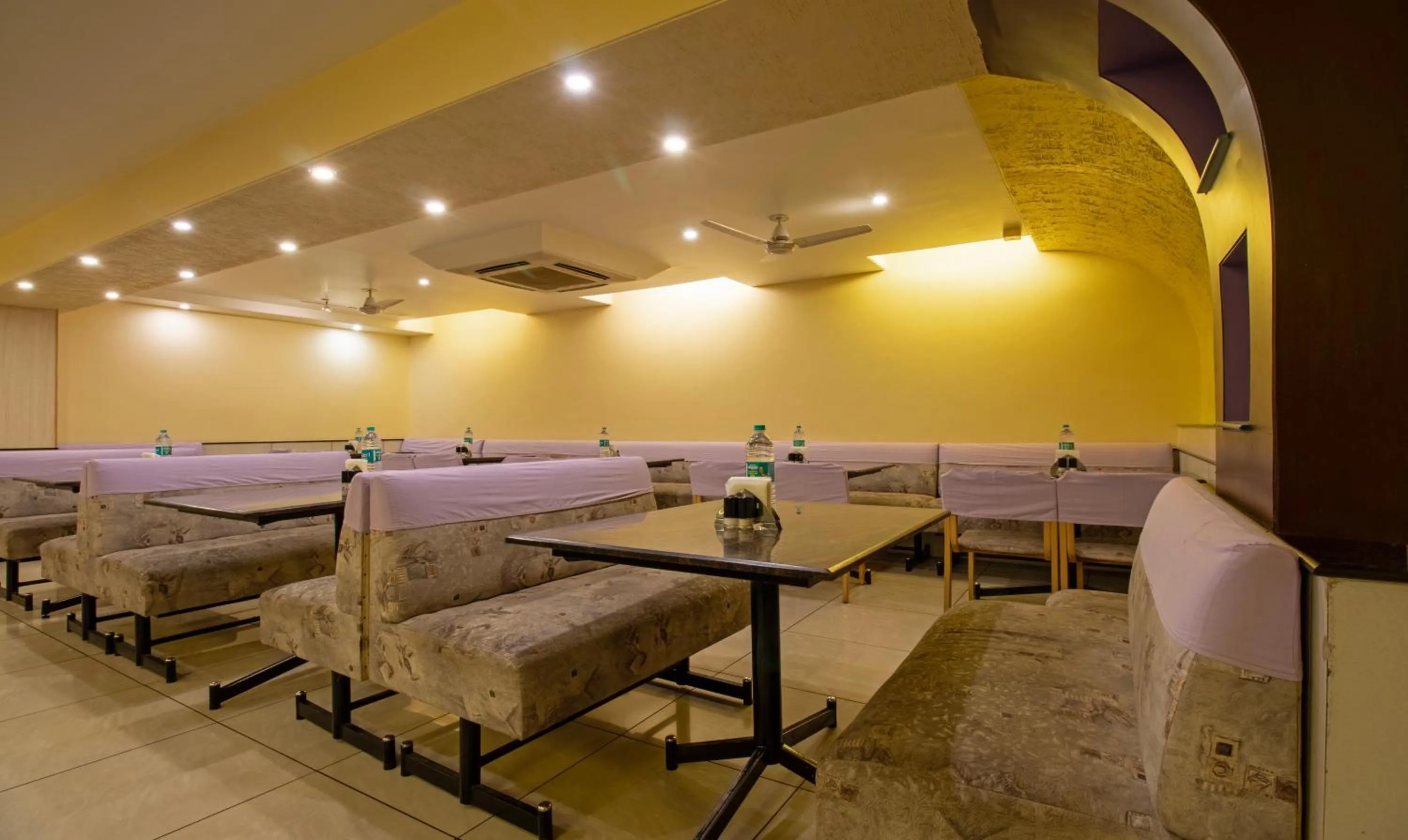Restaurant/places to eat in Treebo Suvarna Comforts