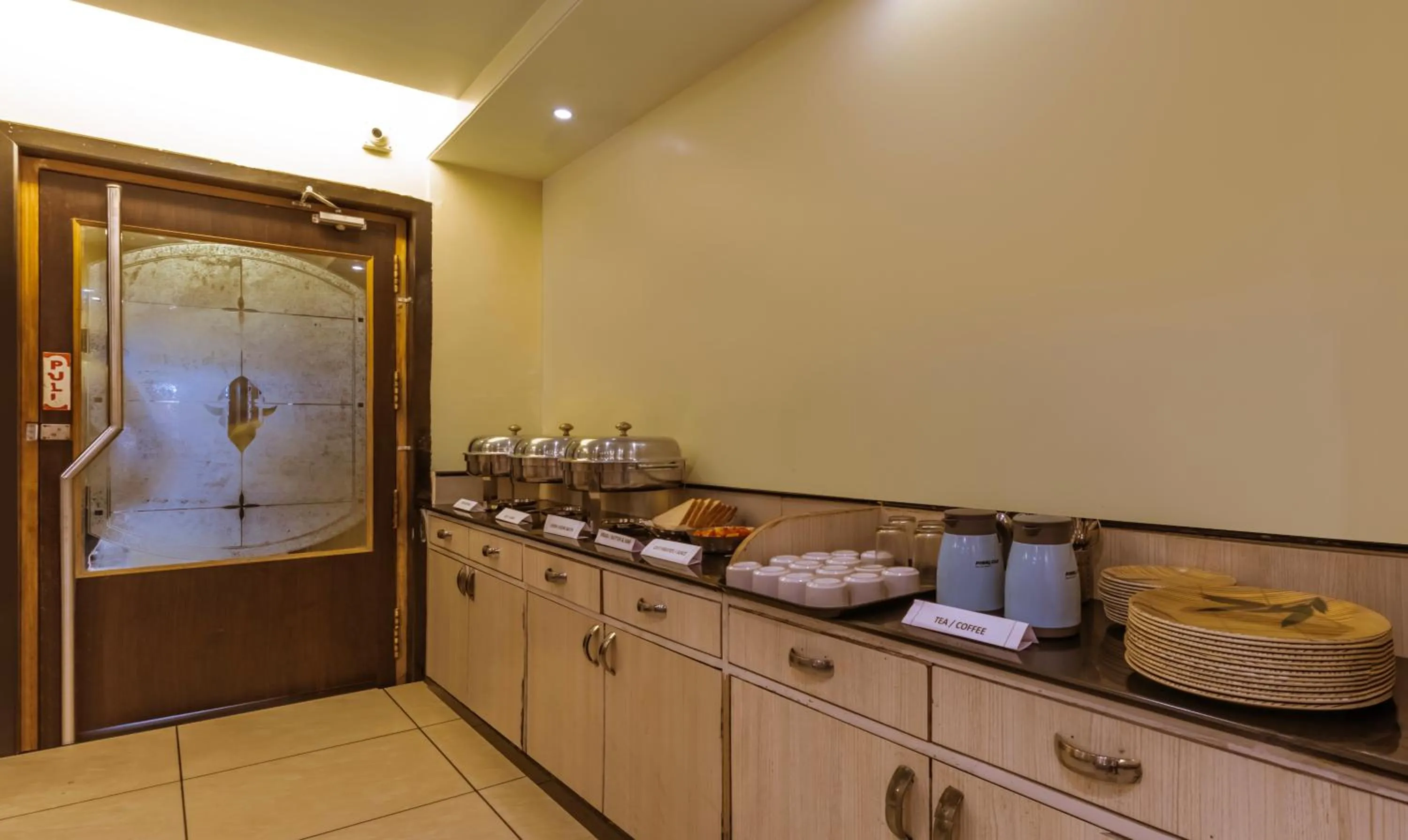 Restaurant/places to eat in Treebo Suvarna Comforts