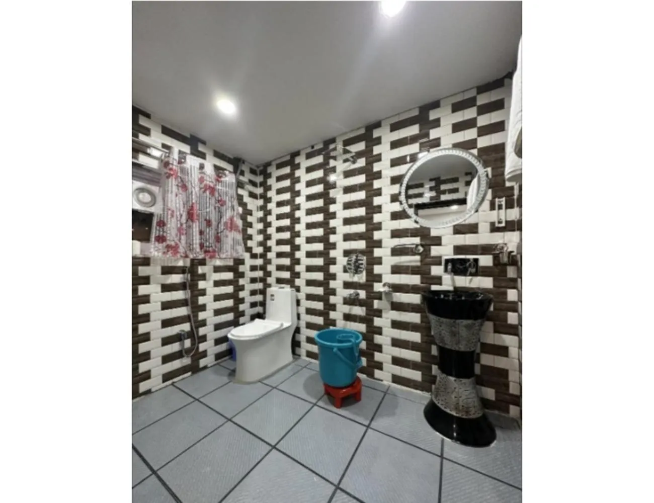 Toilet in Hotel New Relax Inn, Pahalgam