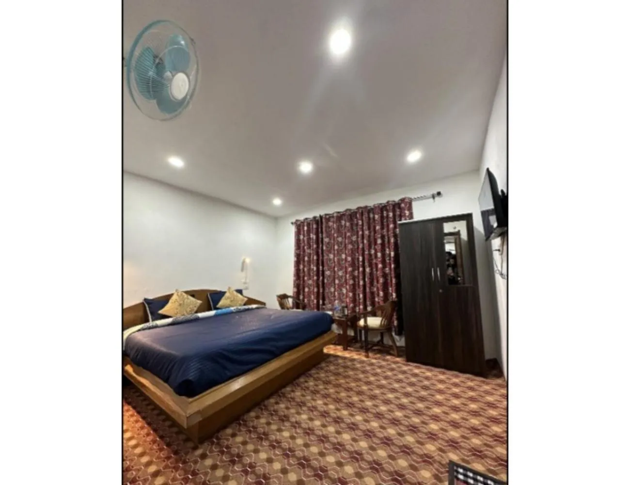 TV and multimedia, Bed in Hotel New Relax Inn, Pahalgam