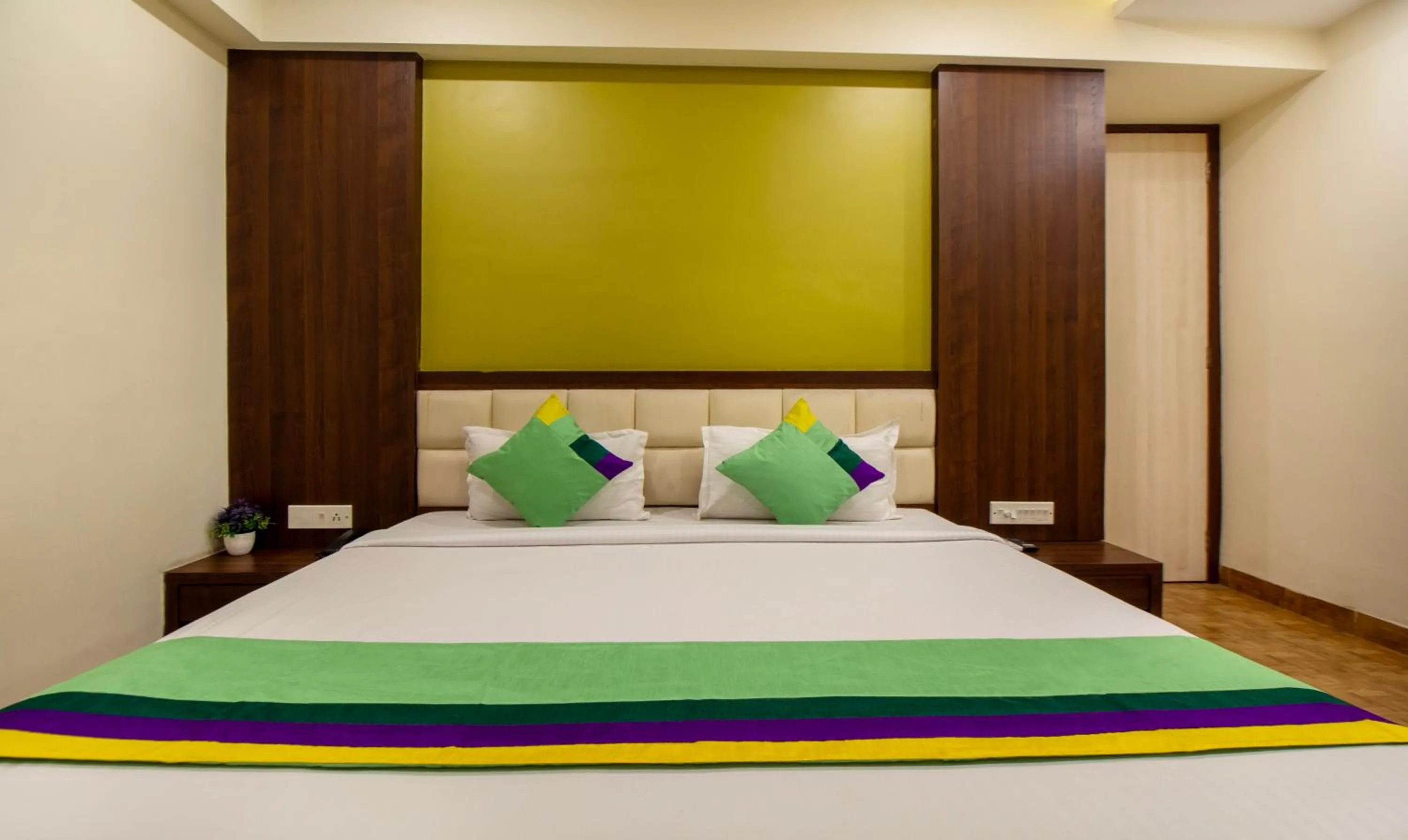 Bedroom, Bed in Treebo Royal Orbit, Metropoliton