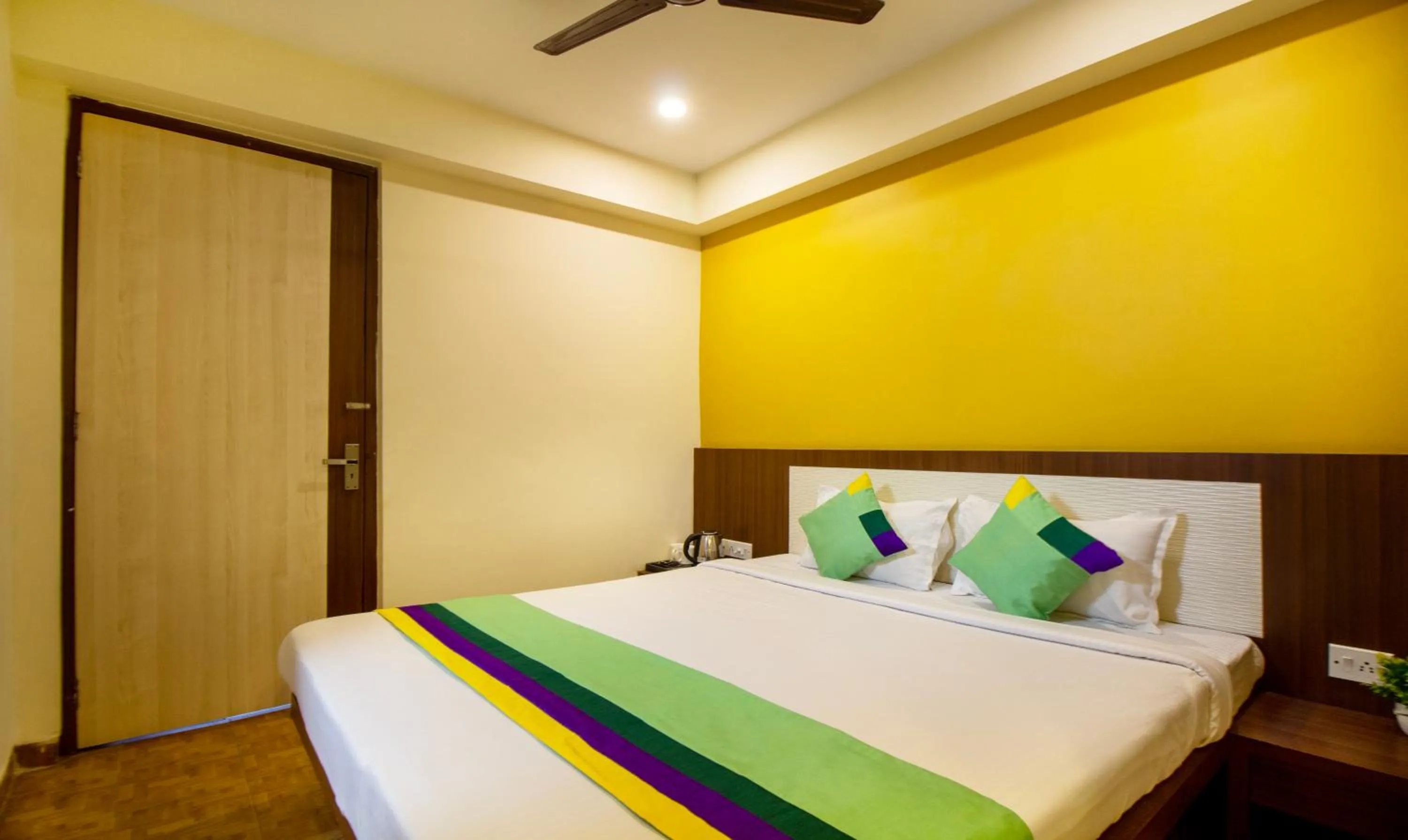 Bedroom, Bed in Treebo Royal Orbit, Metropoliton
