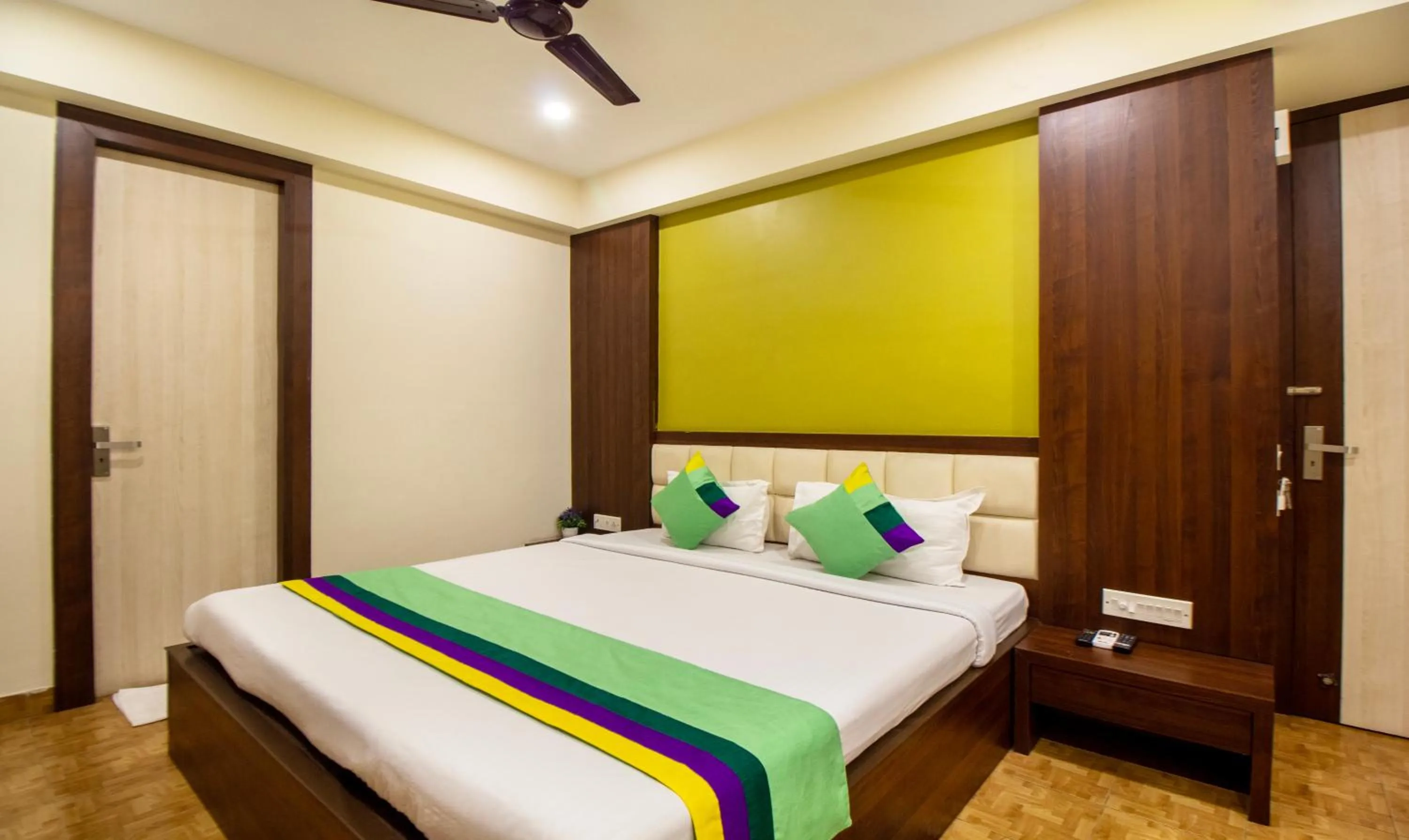 Bedroom, Bed in Treebo Royal Orbit, Metropoliton