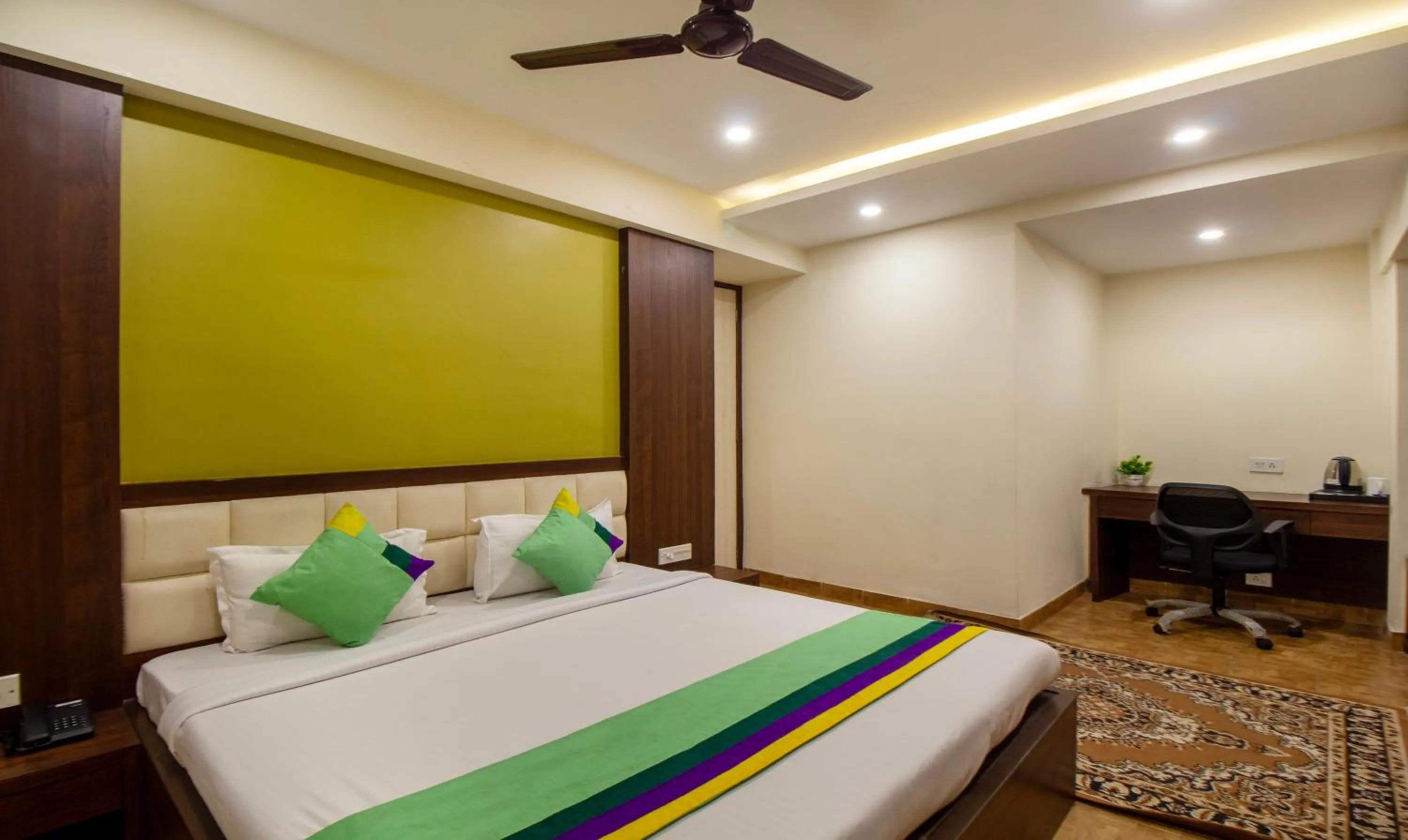 Bedroom, Bed in Treebo Royal Orbit, Metropoliton