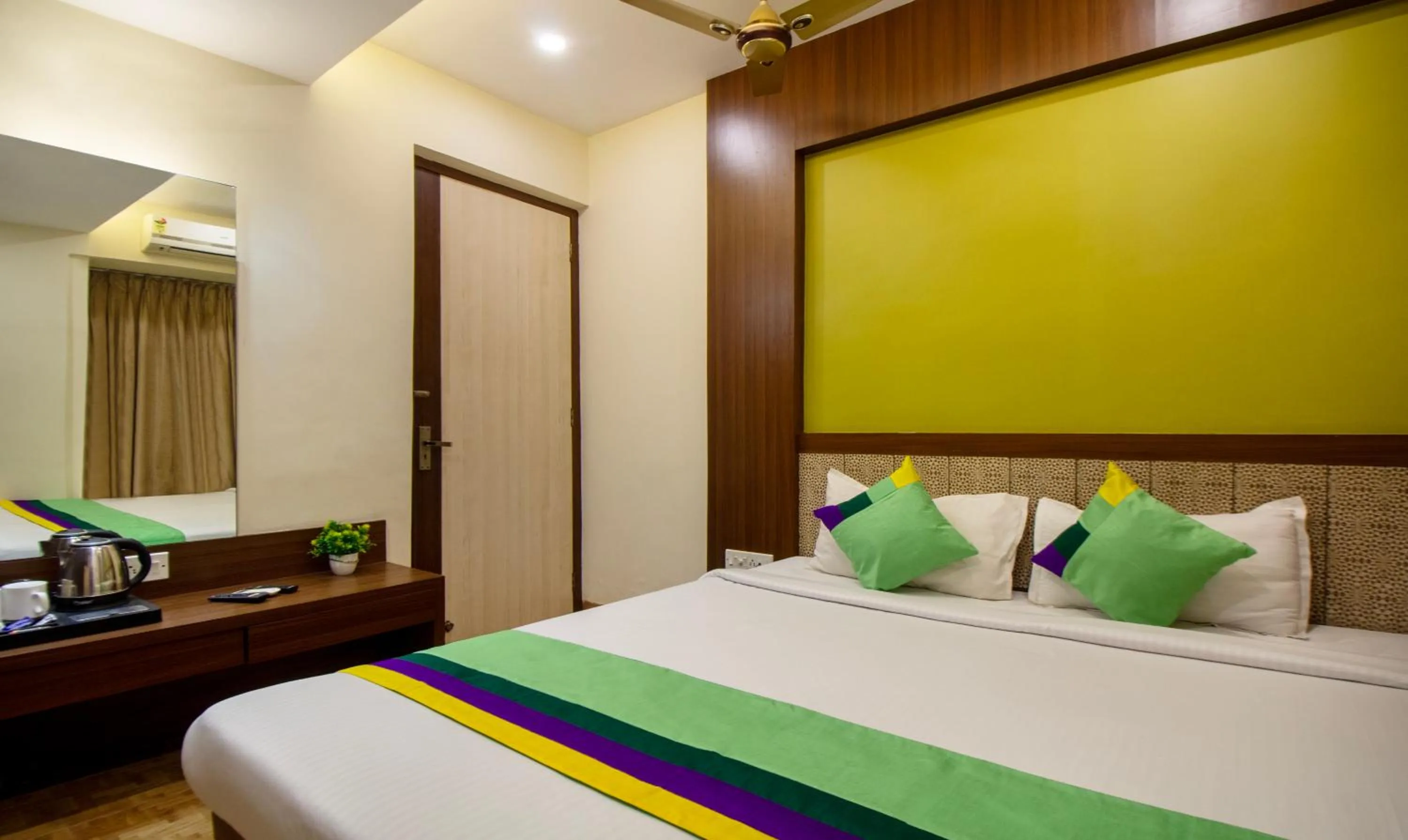 Bedroom, Bed in Treebo Royal Orbit, Metropoliton
