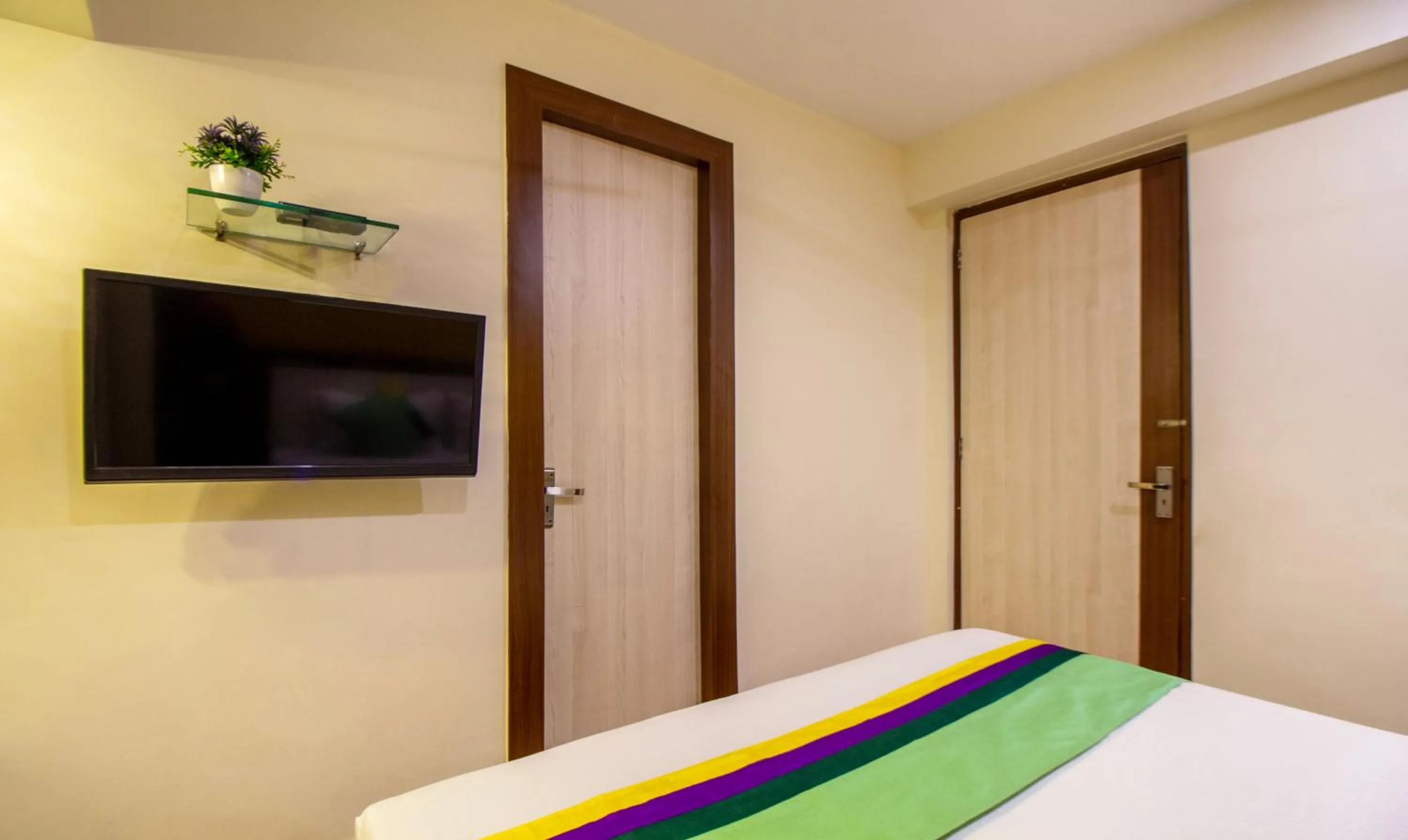 Bedroom, Bed in Treebo Royal Orbit, Metropoliton