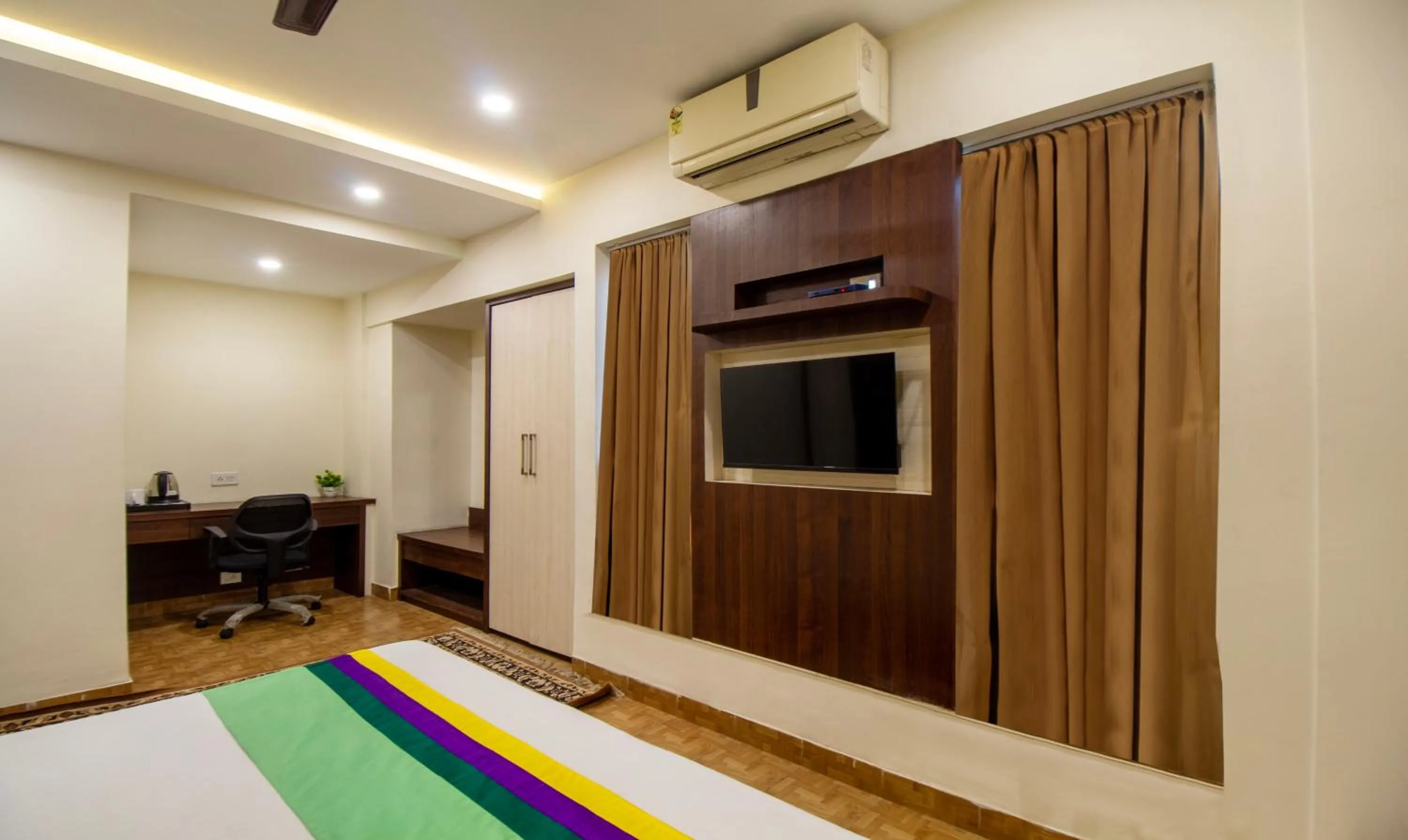 Bedroom, Bed in Treebo Royal Orbit, Metropoliton