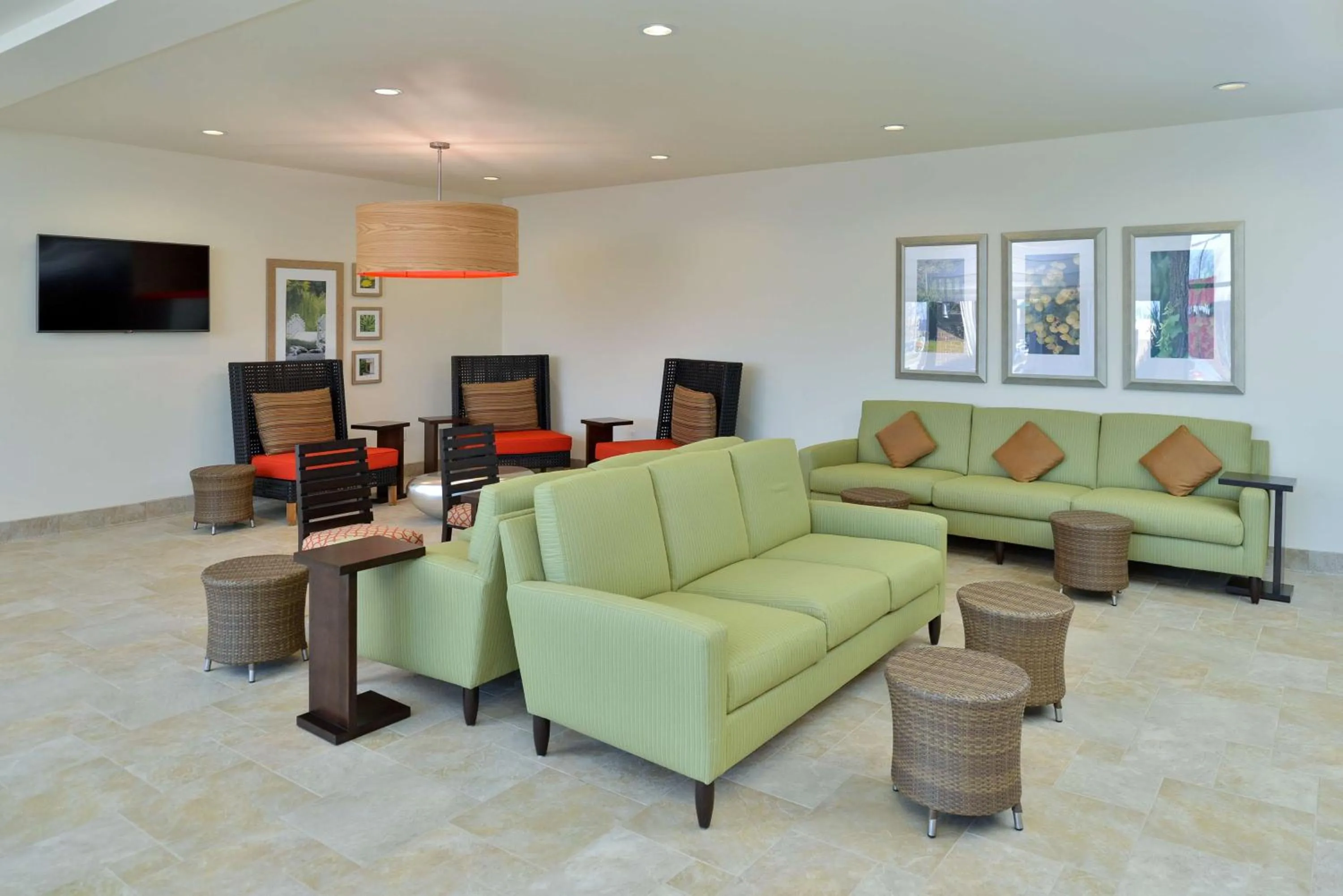 Lounge or bar in Hilton Garden Inn West Chester
