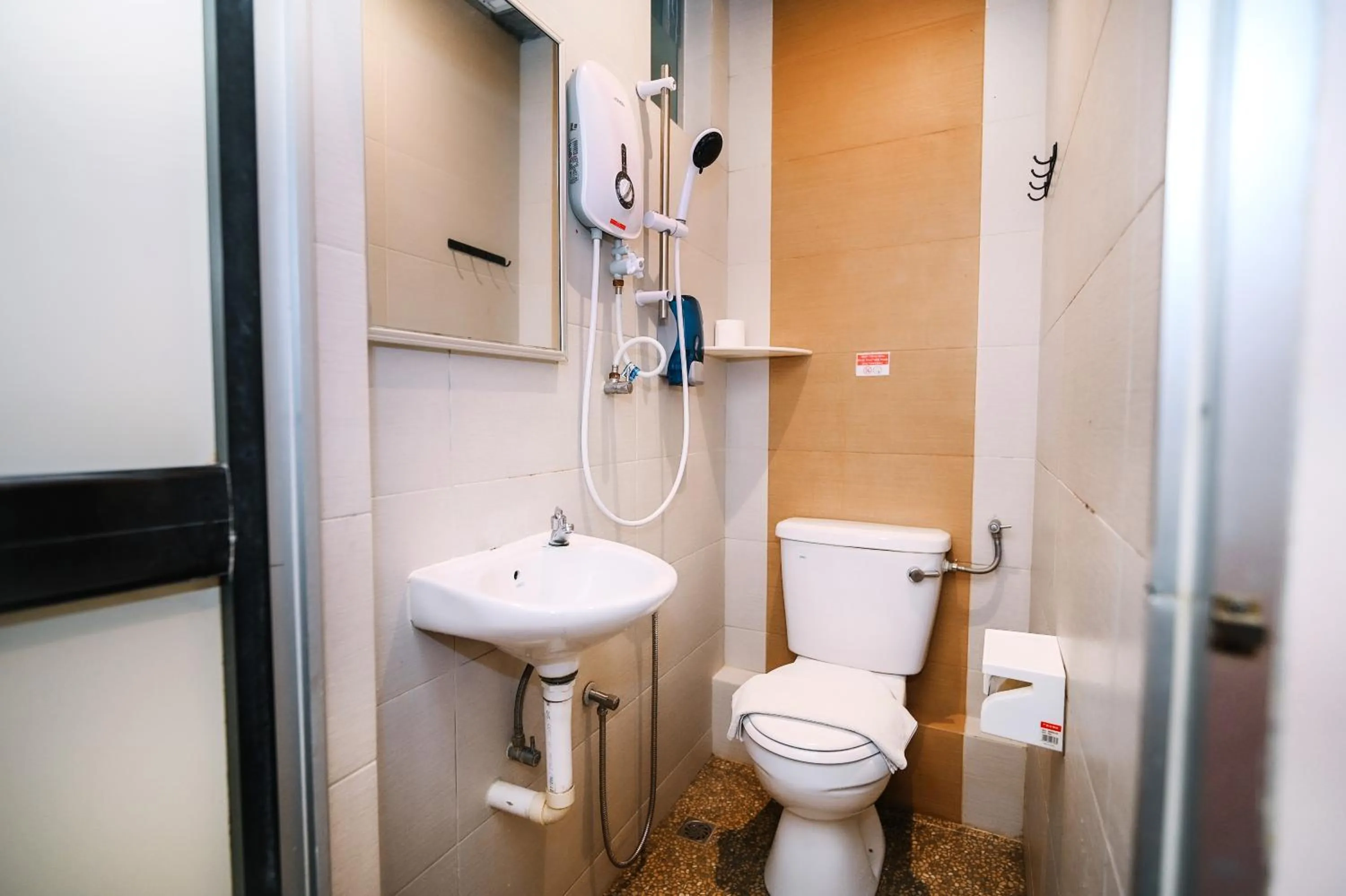 Shower in Swing & Pillows - 75 Chulia St, Georgetown Penang