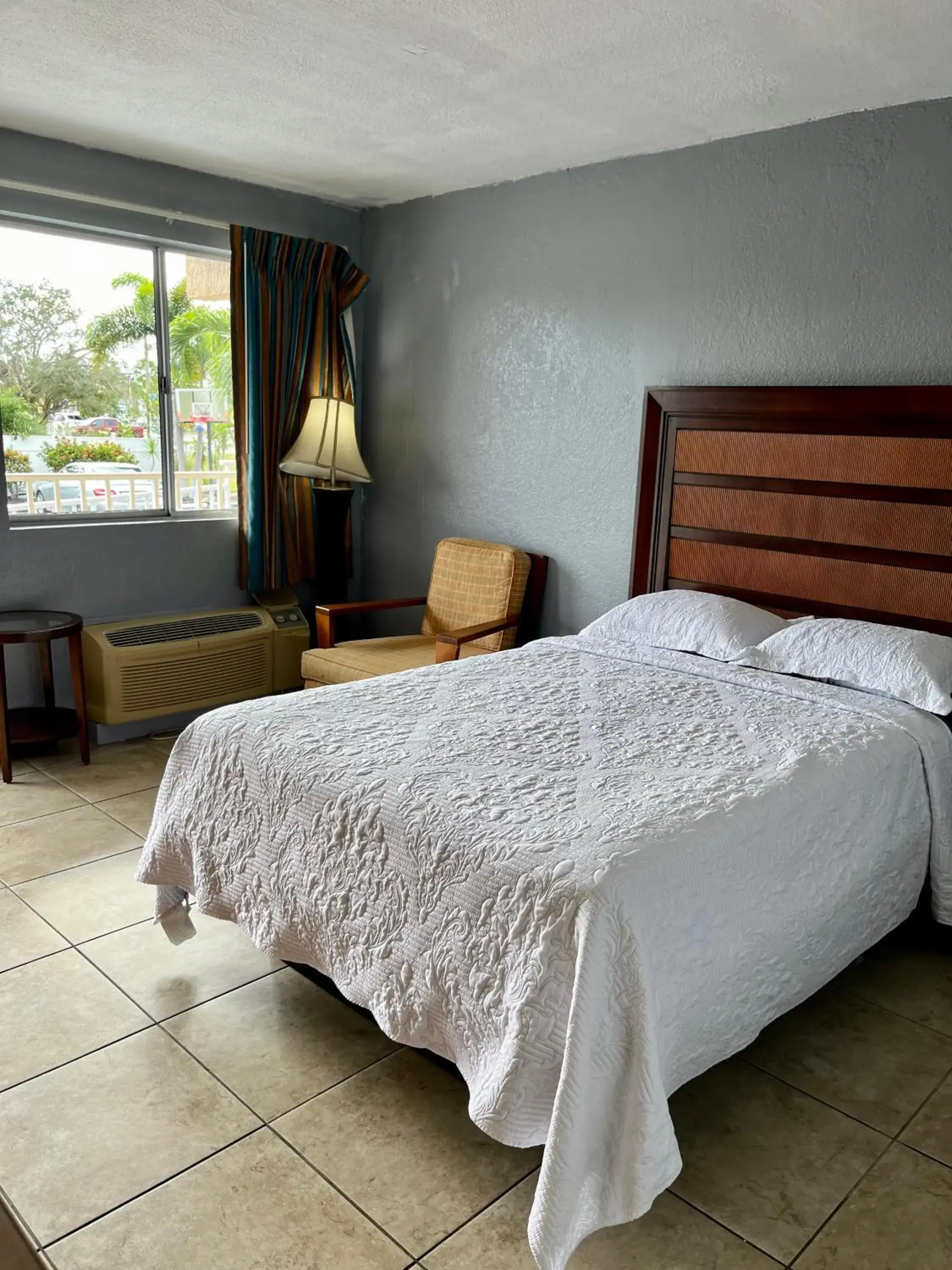 1 Bed Full Size Room (Smoking) in Budget Inn 1 Bed Full Size Room (Smoking) in Budget Inn