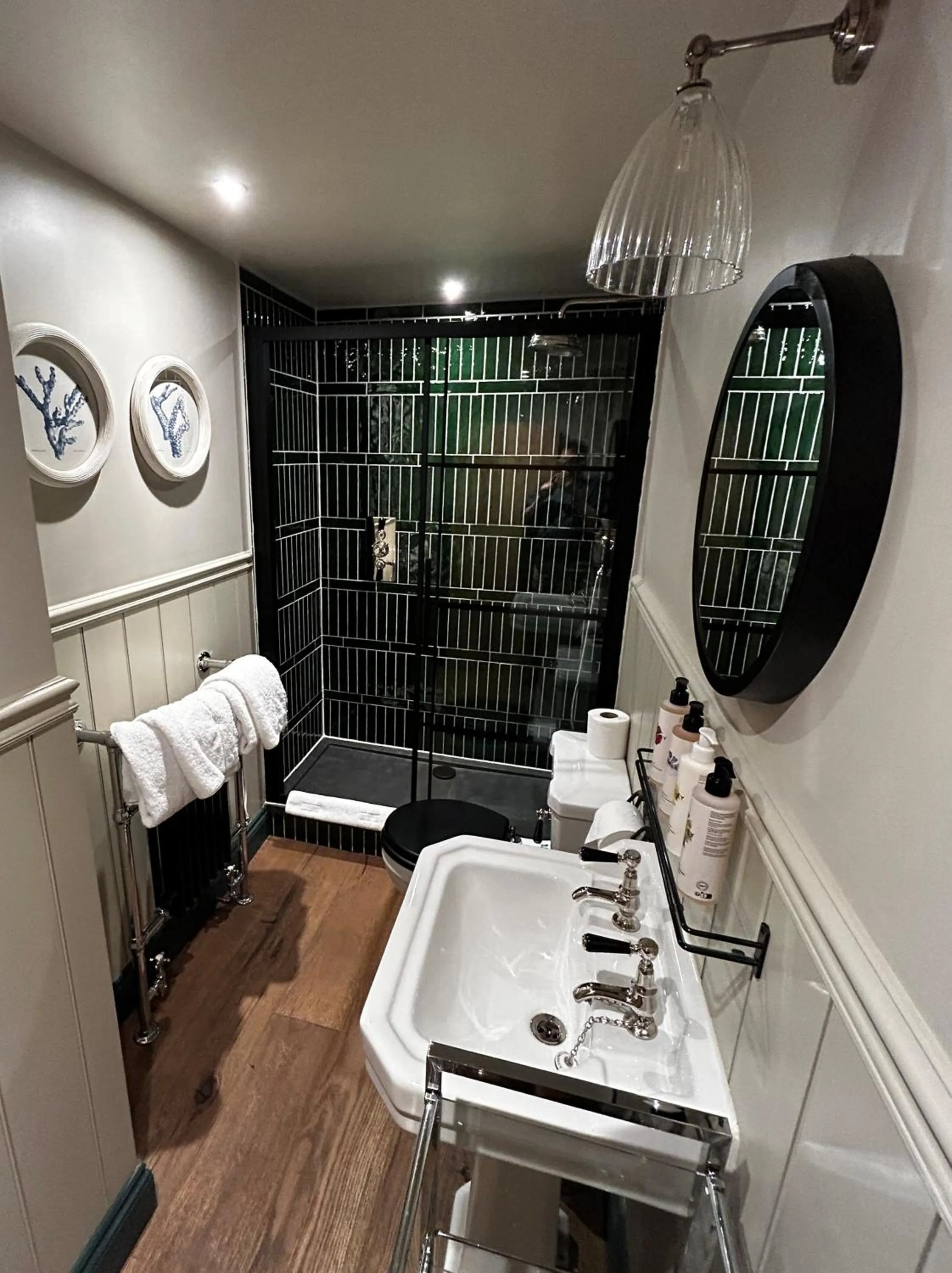 Shower, Bed in Egypt Mill Hotel and Restaurant