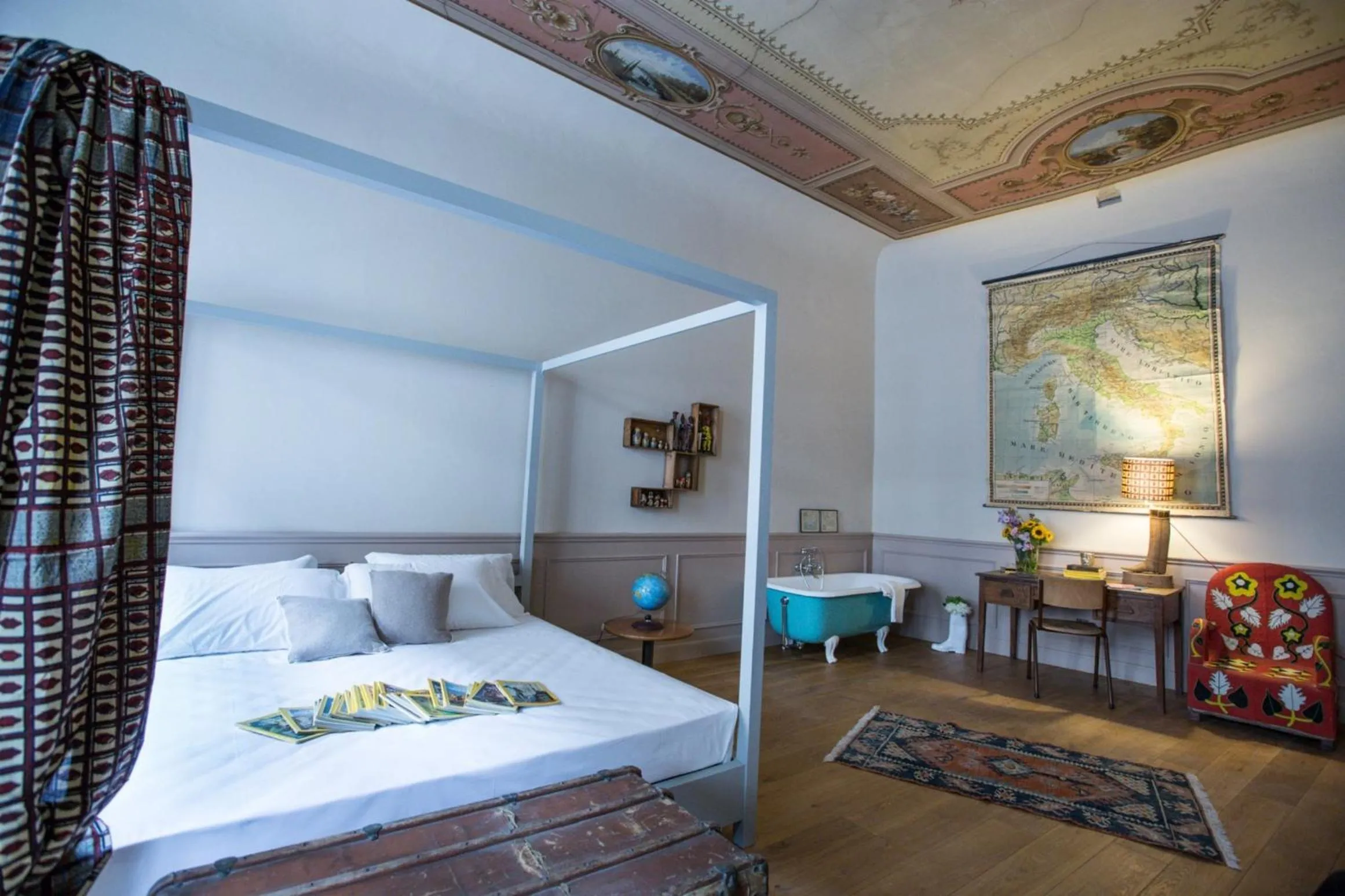 Photo of the whole room, Bed in Soprarno Suites