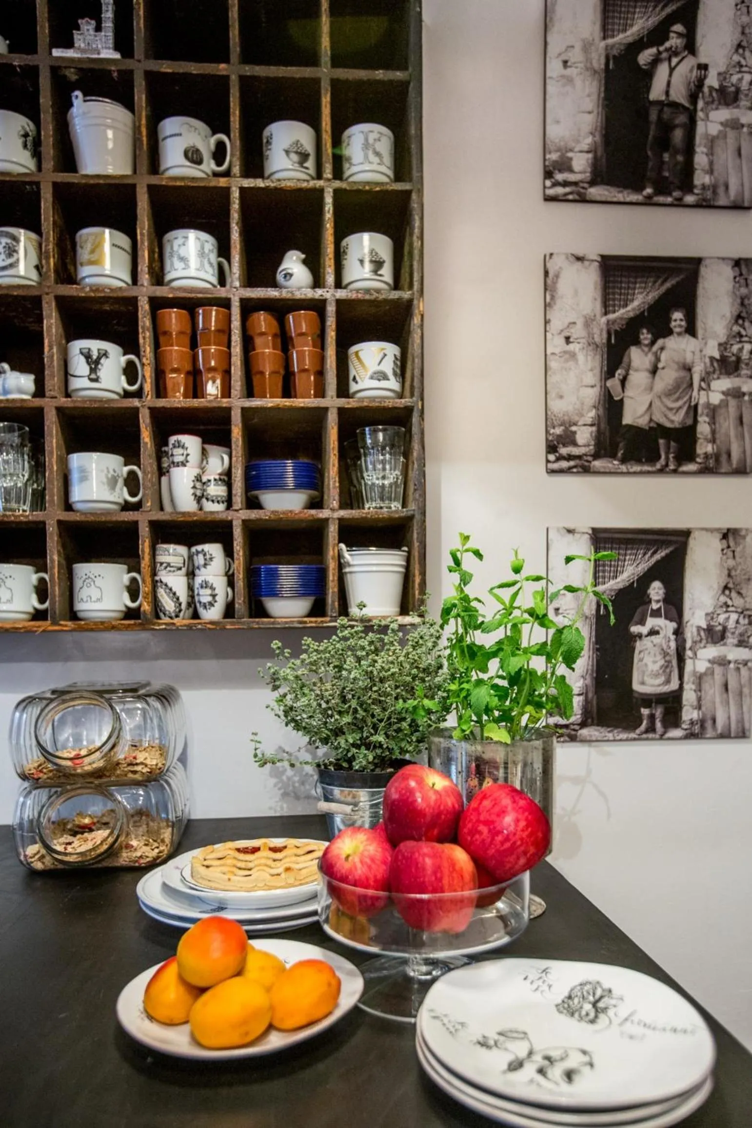 Restaurant/places to eat in Soprarno Suites