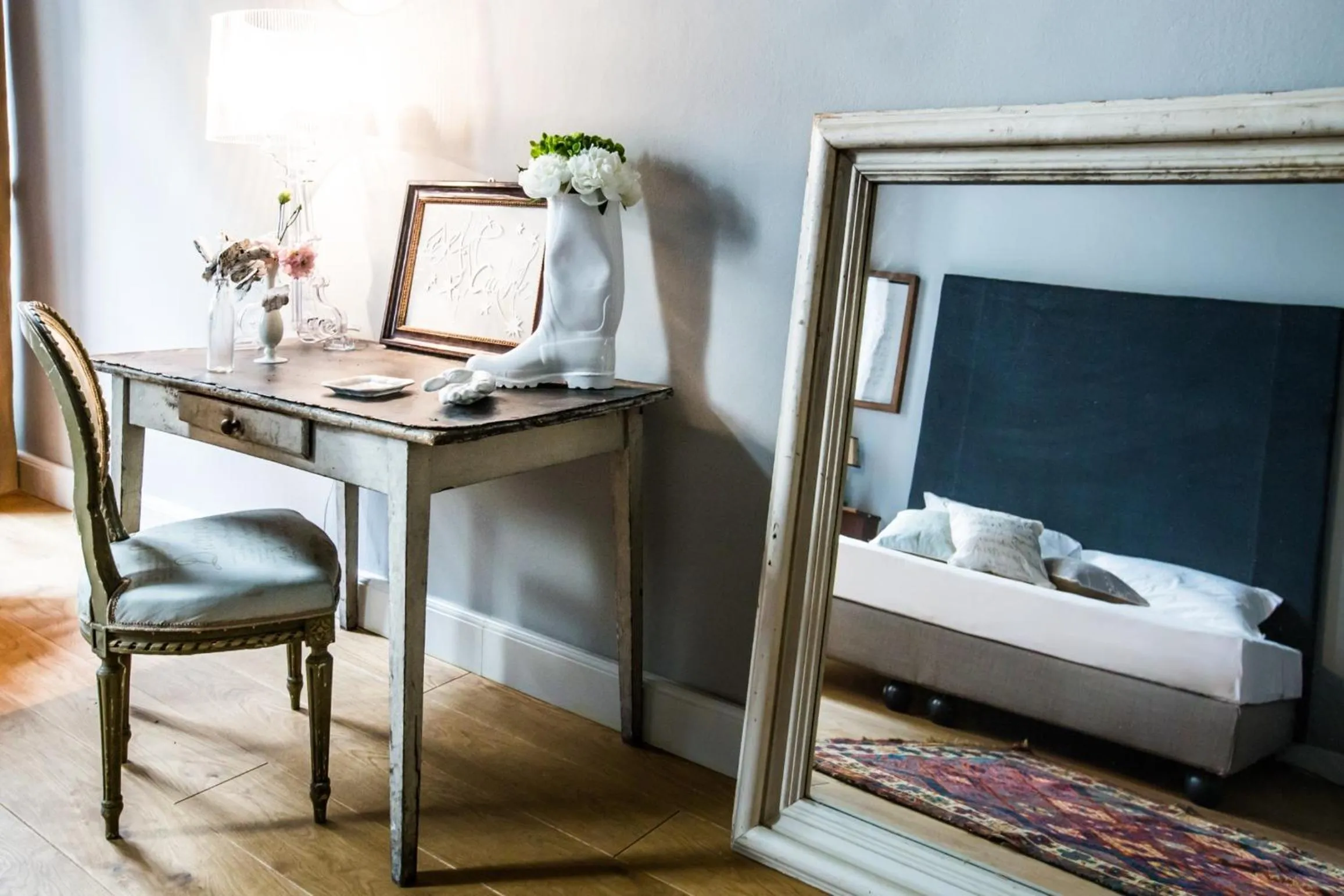 Seating area, Bed in Soprarno Suites