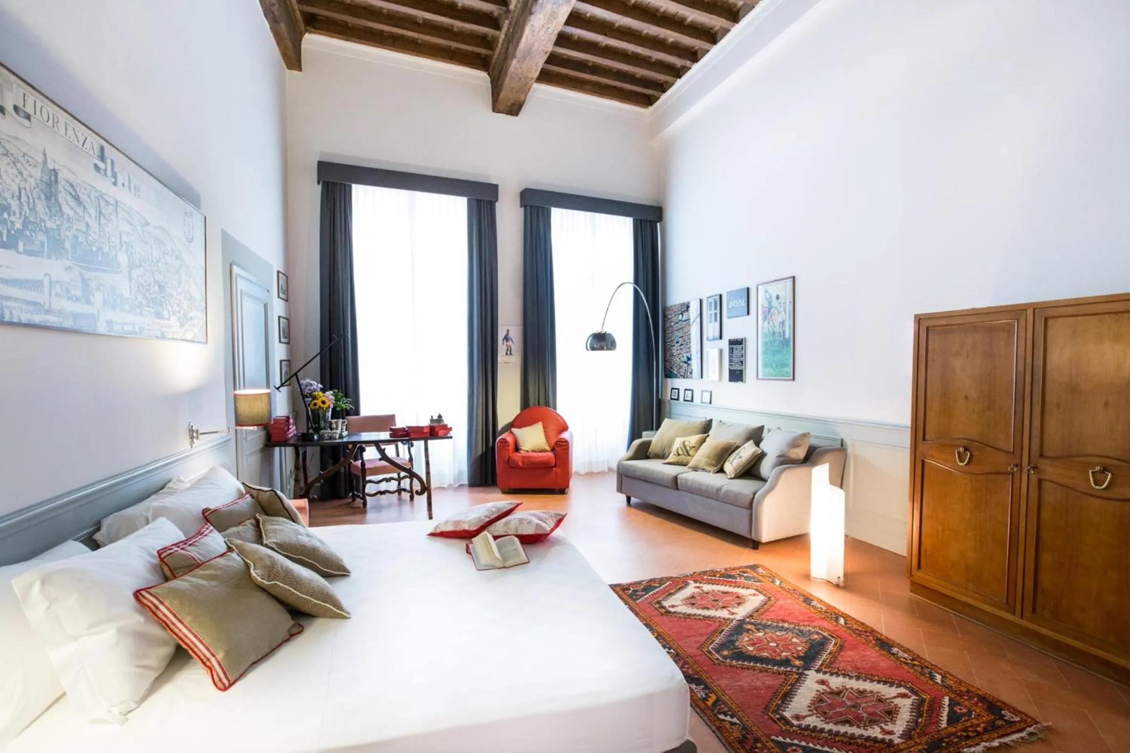 Photo of the whole room, Bed in Soprarno Suites