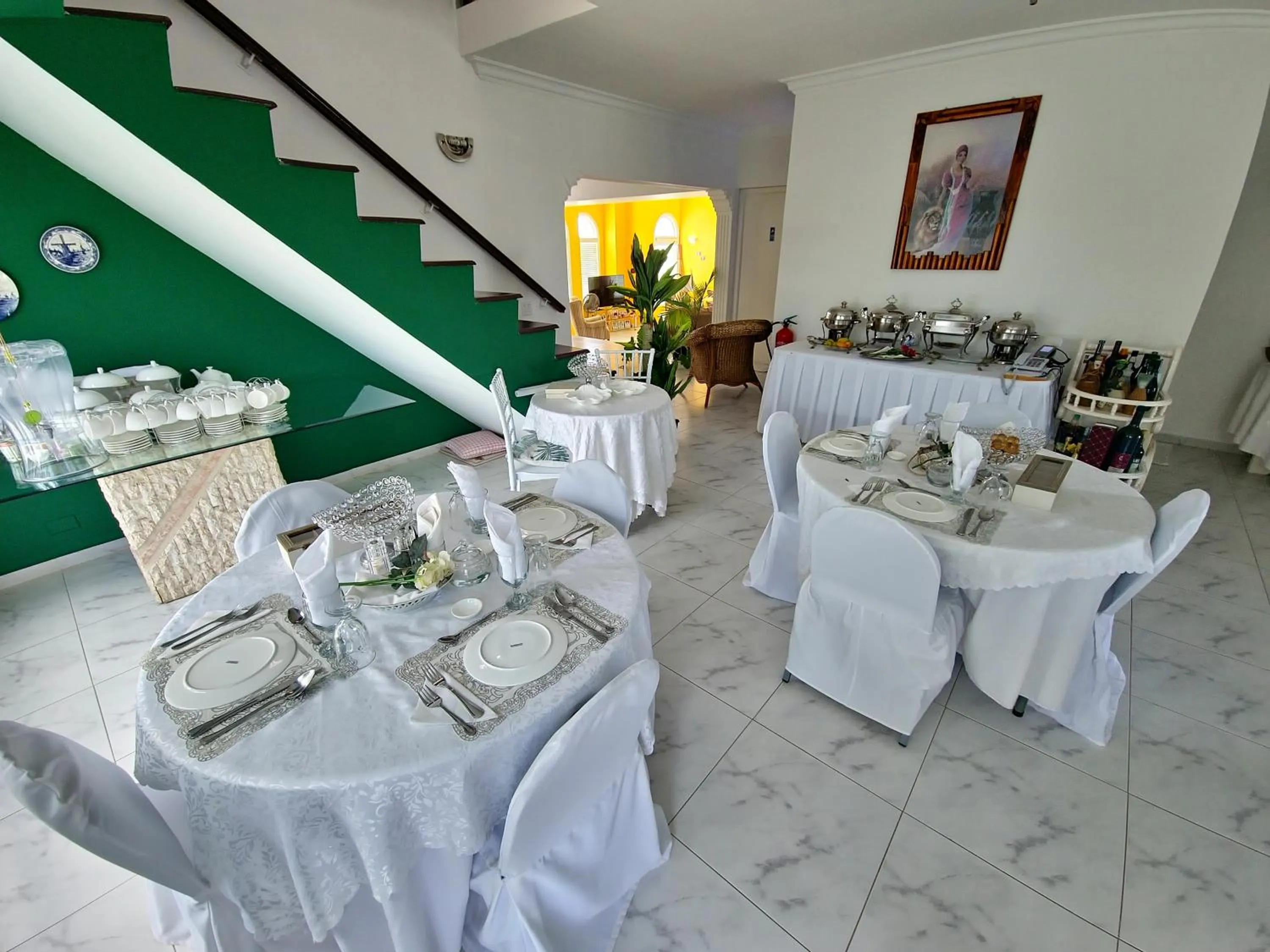 Restaurant/places to eat in Adonai Hotel Boutique