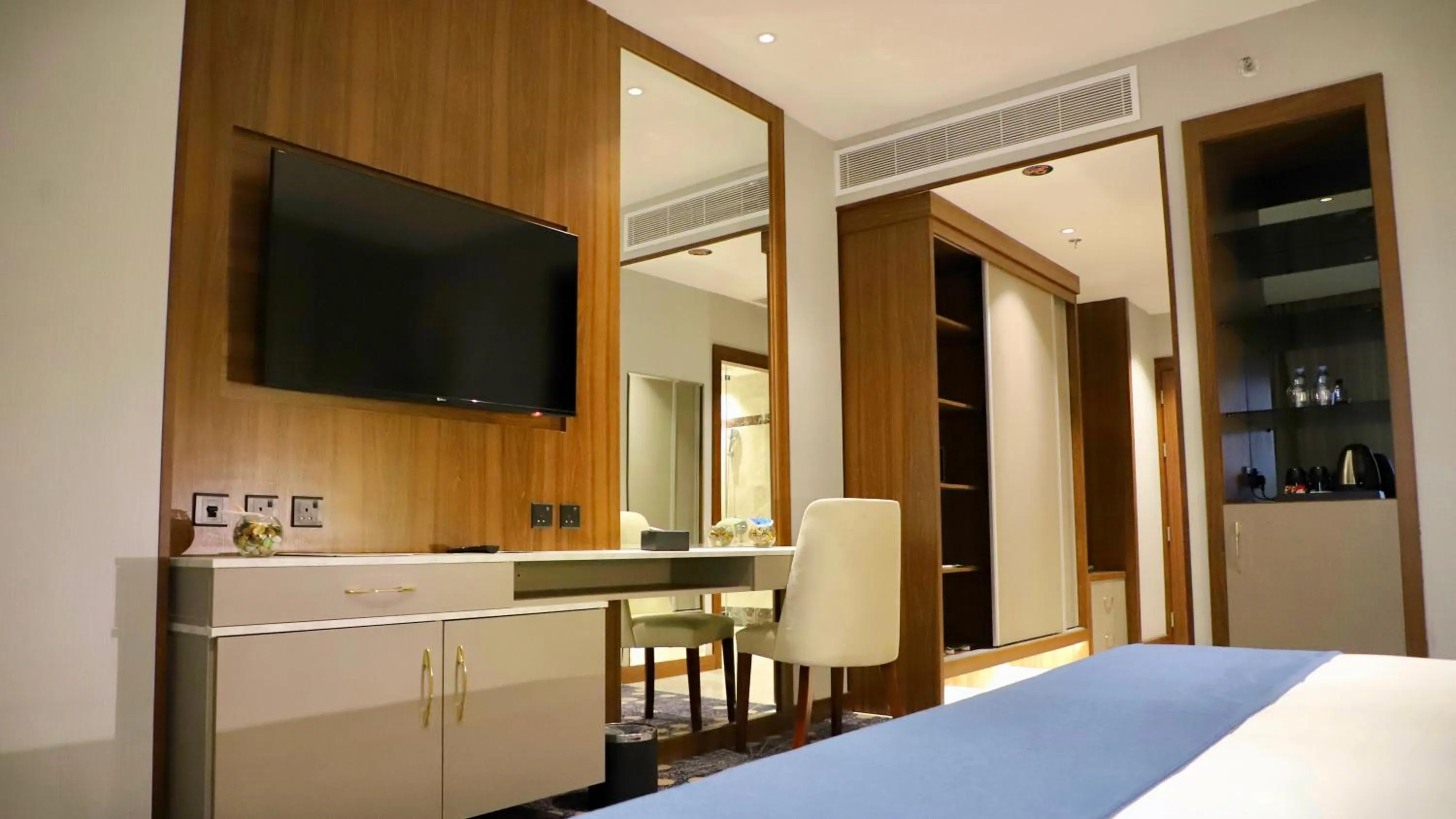 Bed in Five Seasons Hotel