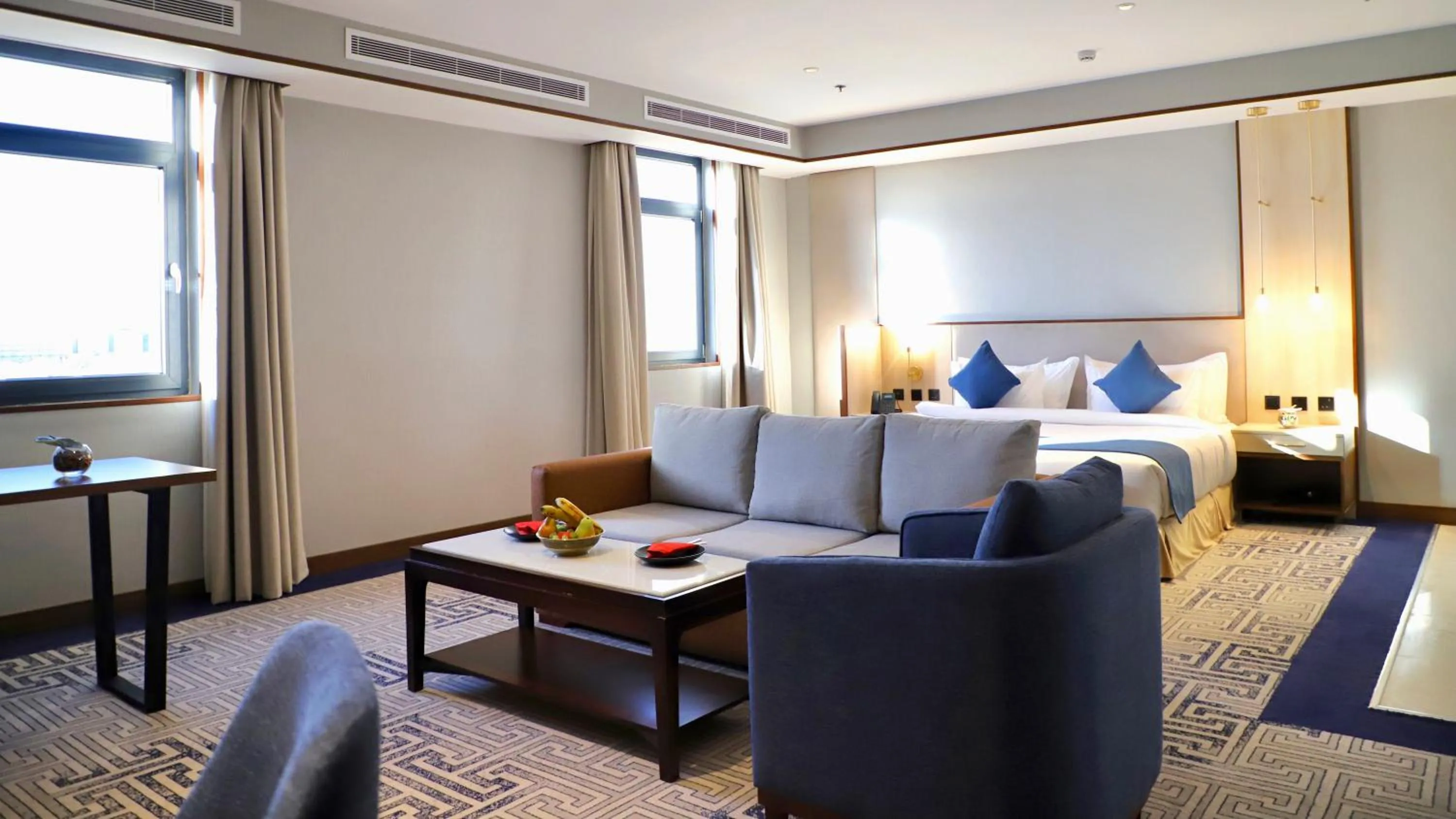 Seating area, Bed in Five Seasons Hotel