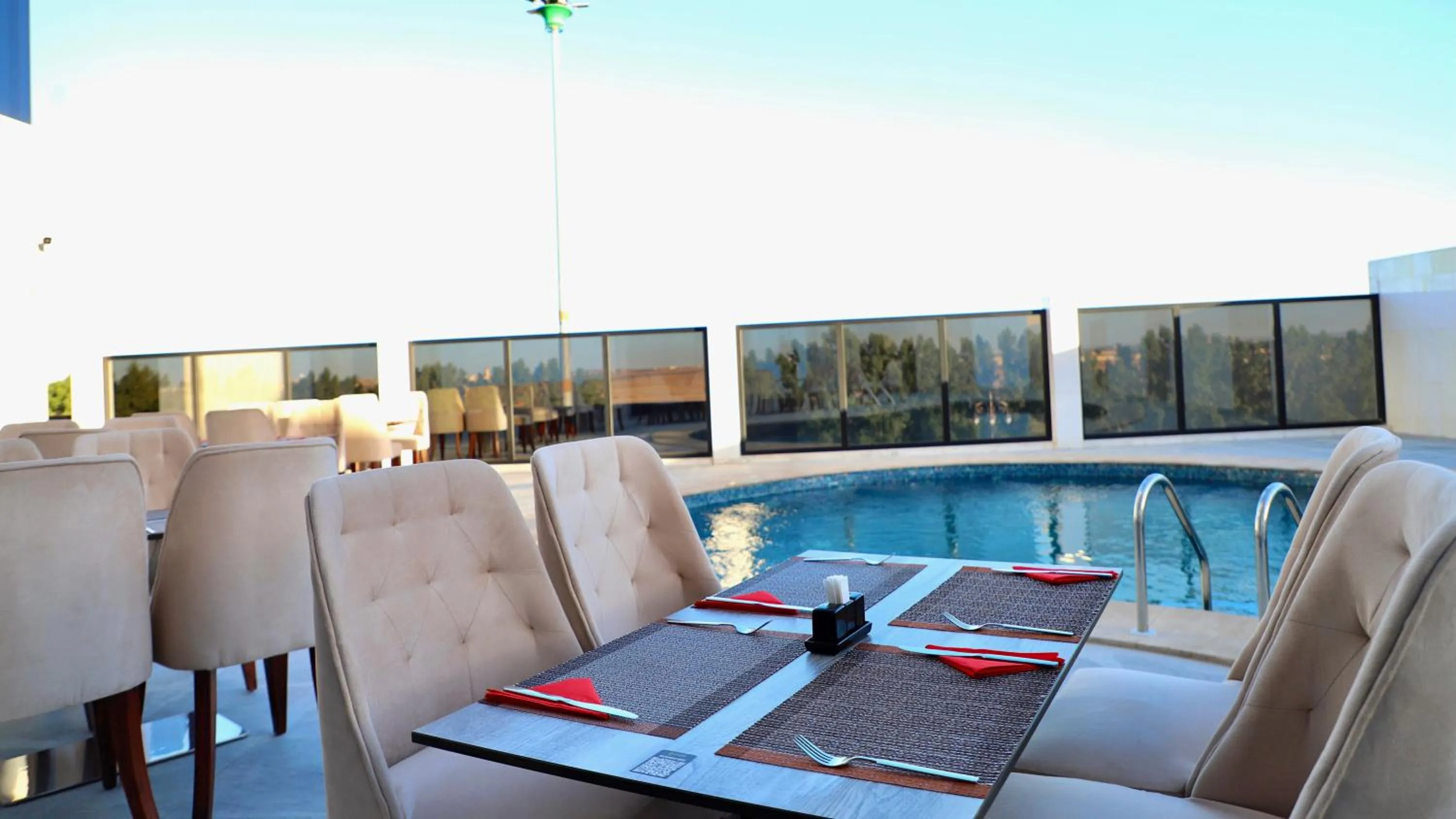 Restaurant/places to eat in Five Seasons Hotel