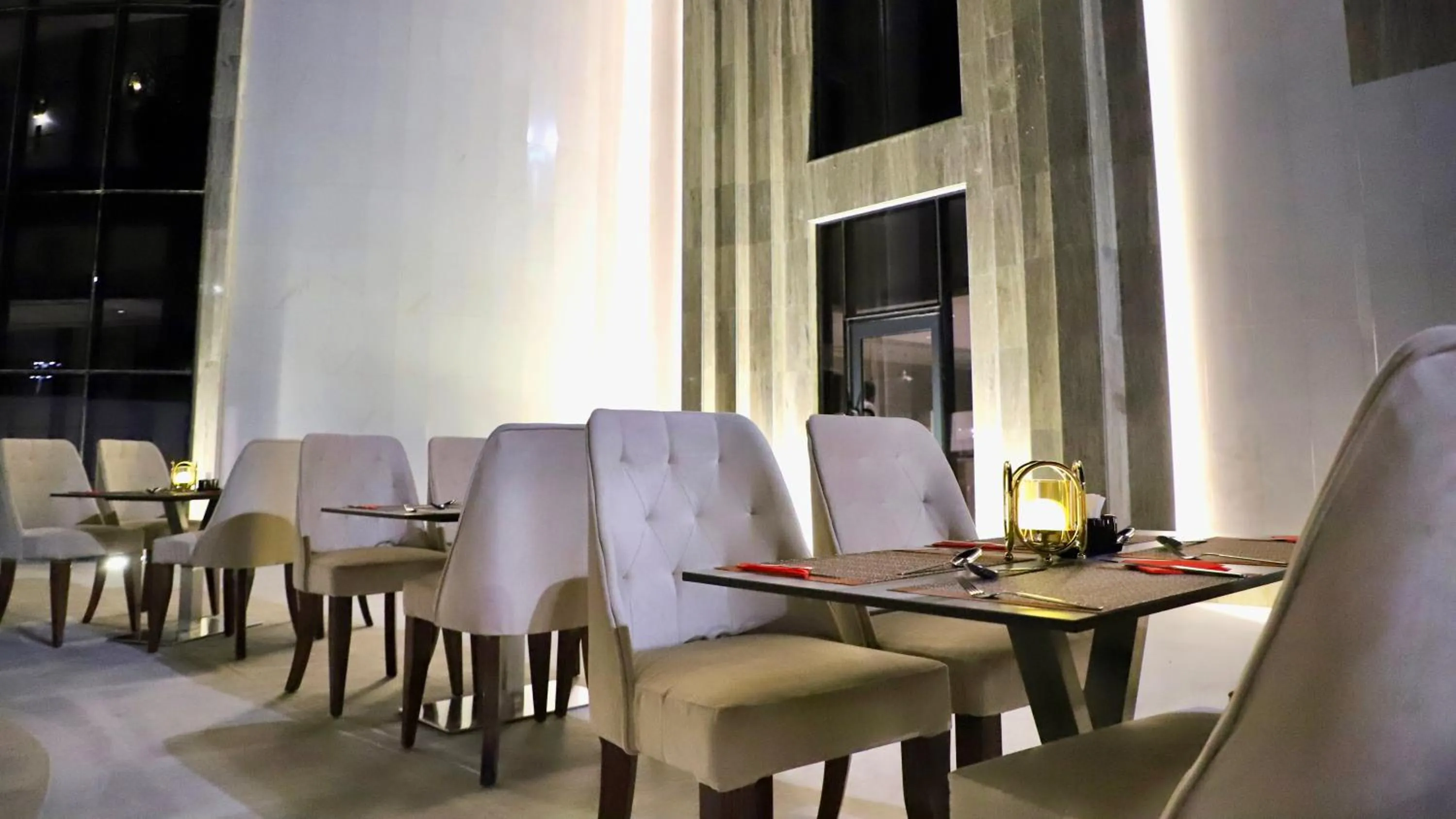 Restaurant/places to eat in Five Seasons Hotel