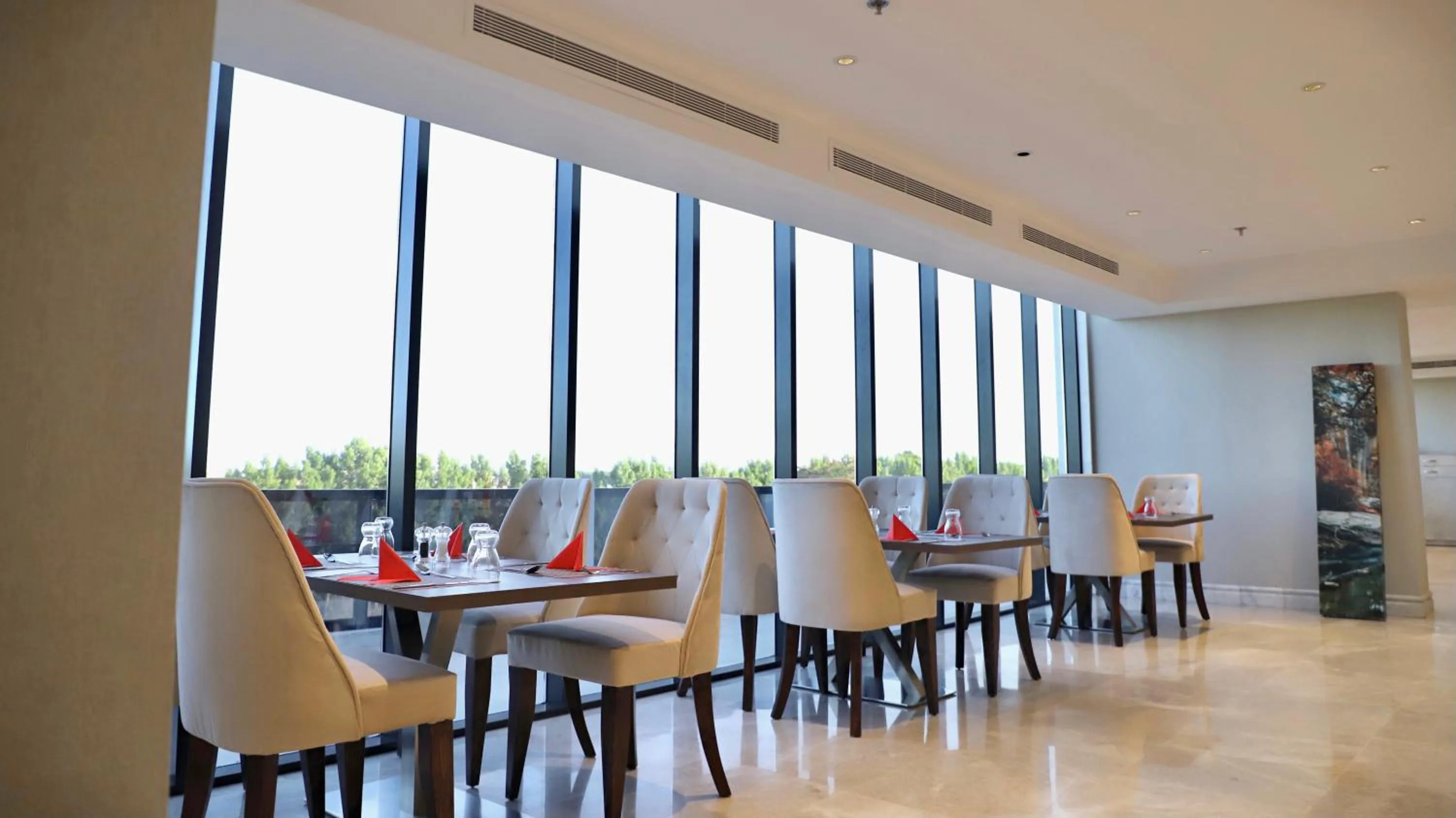 Restaurant/places to eat in Five Seasons Hotel