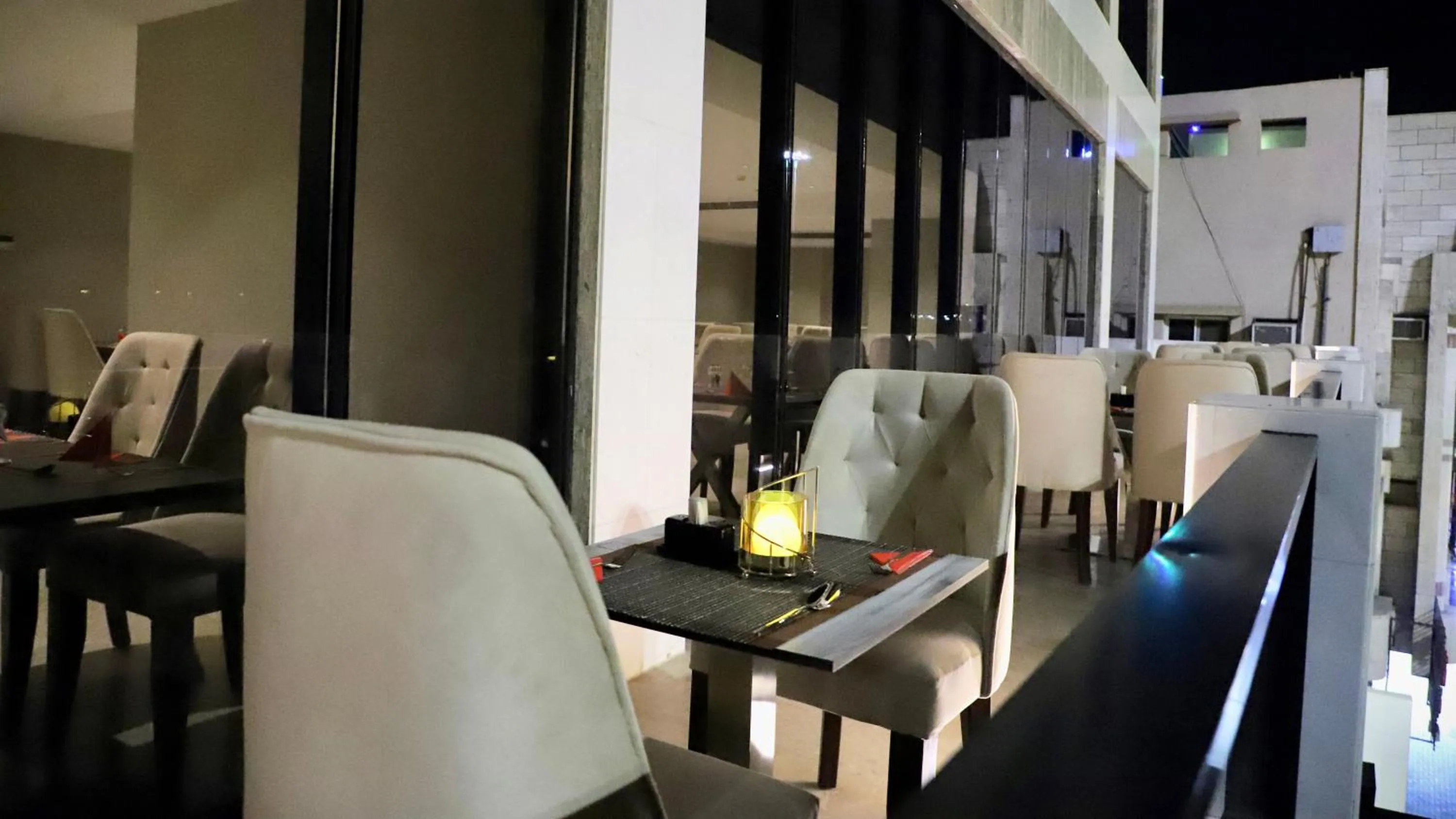 Restaurant/places to eat in Five Seasons Hotel