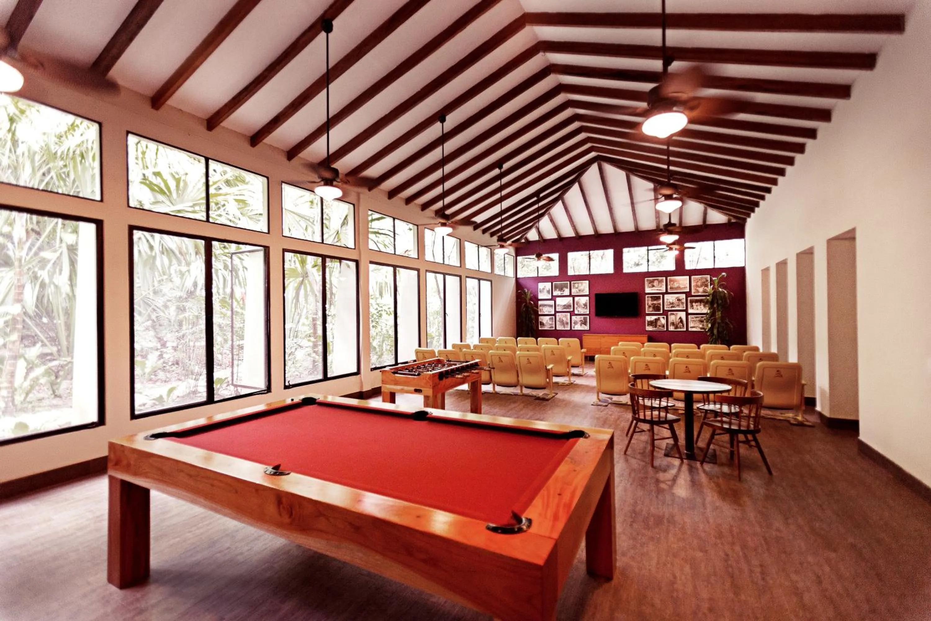 Communal lounge/ TV room in Jungle Lodge Tikal Hostal