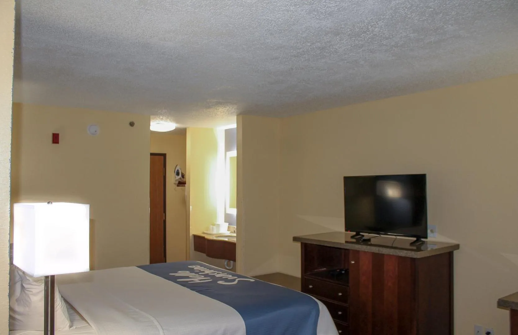 Photo of the whole room, Bed in Days Inn by Wyndham Batavia Ohio