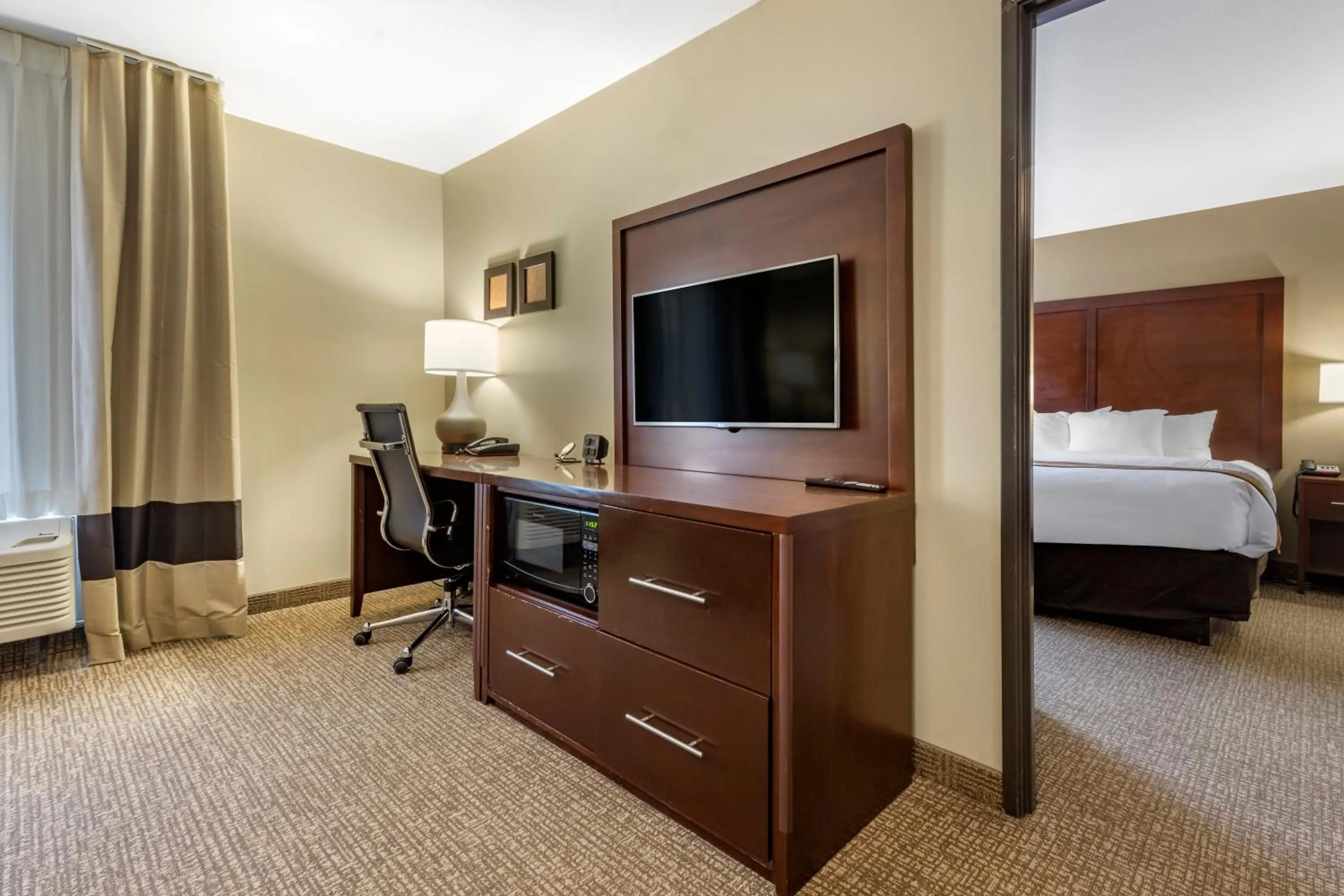 TV and multimedia, Bed in Comfort Suites Bridgeport - Clarksburg