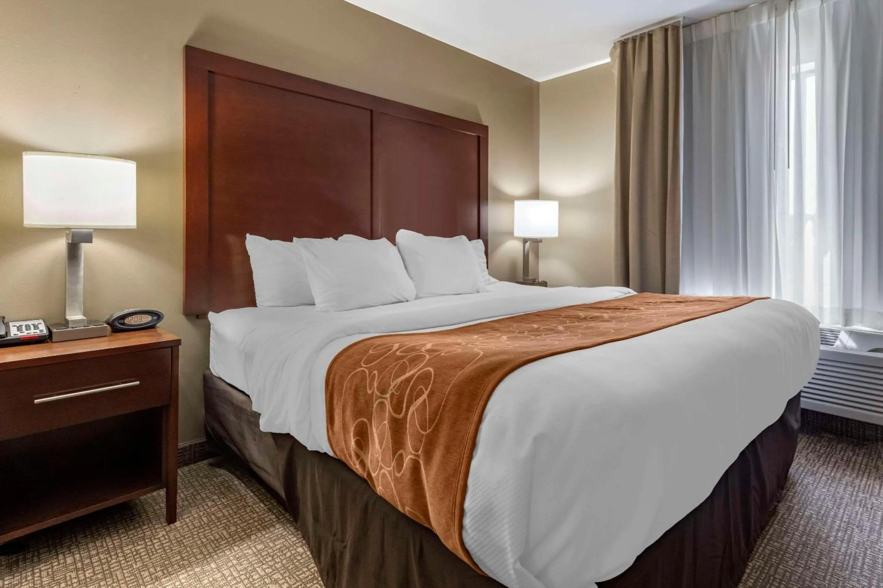 Bedroom, Bed in Comfort Suites Bridgeport - Clarksburg