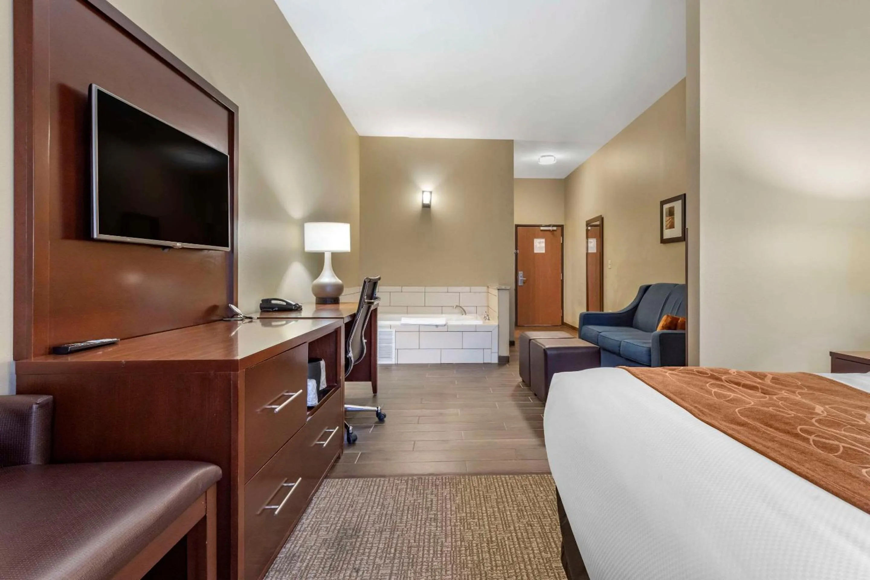 Bedroom, Bed in Comfort Suites Bridgeport - Clarksburg