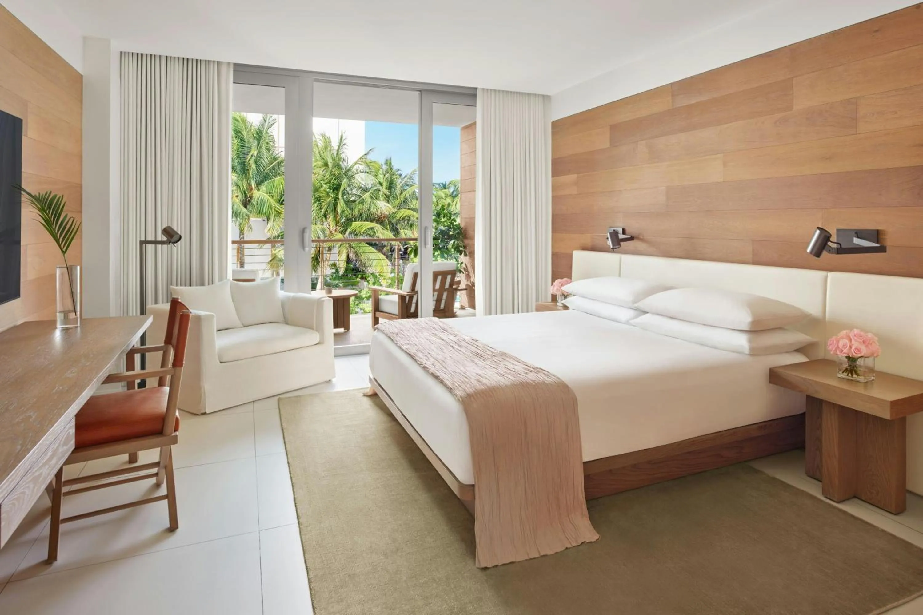 Swimming pool, Bed in The Miami Beach EDITION