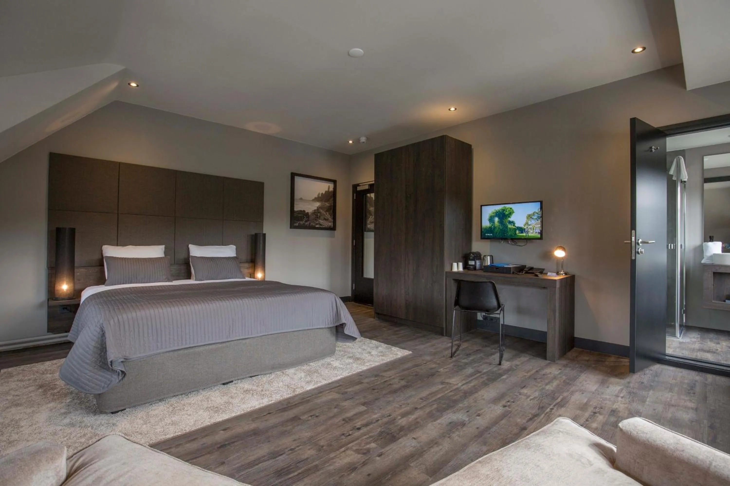 Photo of the whole room, Bed in Fletcher Boutique Hotel Duinoord