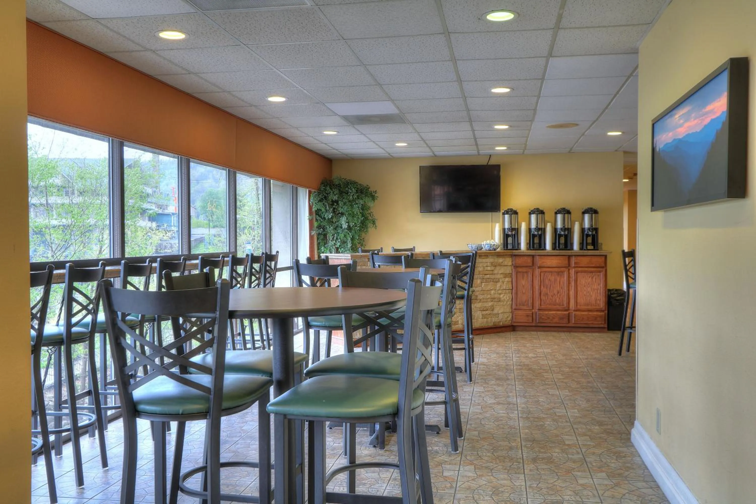 Restaurant/places to eat in Edgewater Hotel and Conference Center