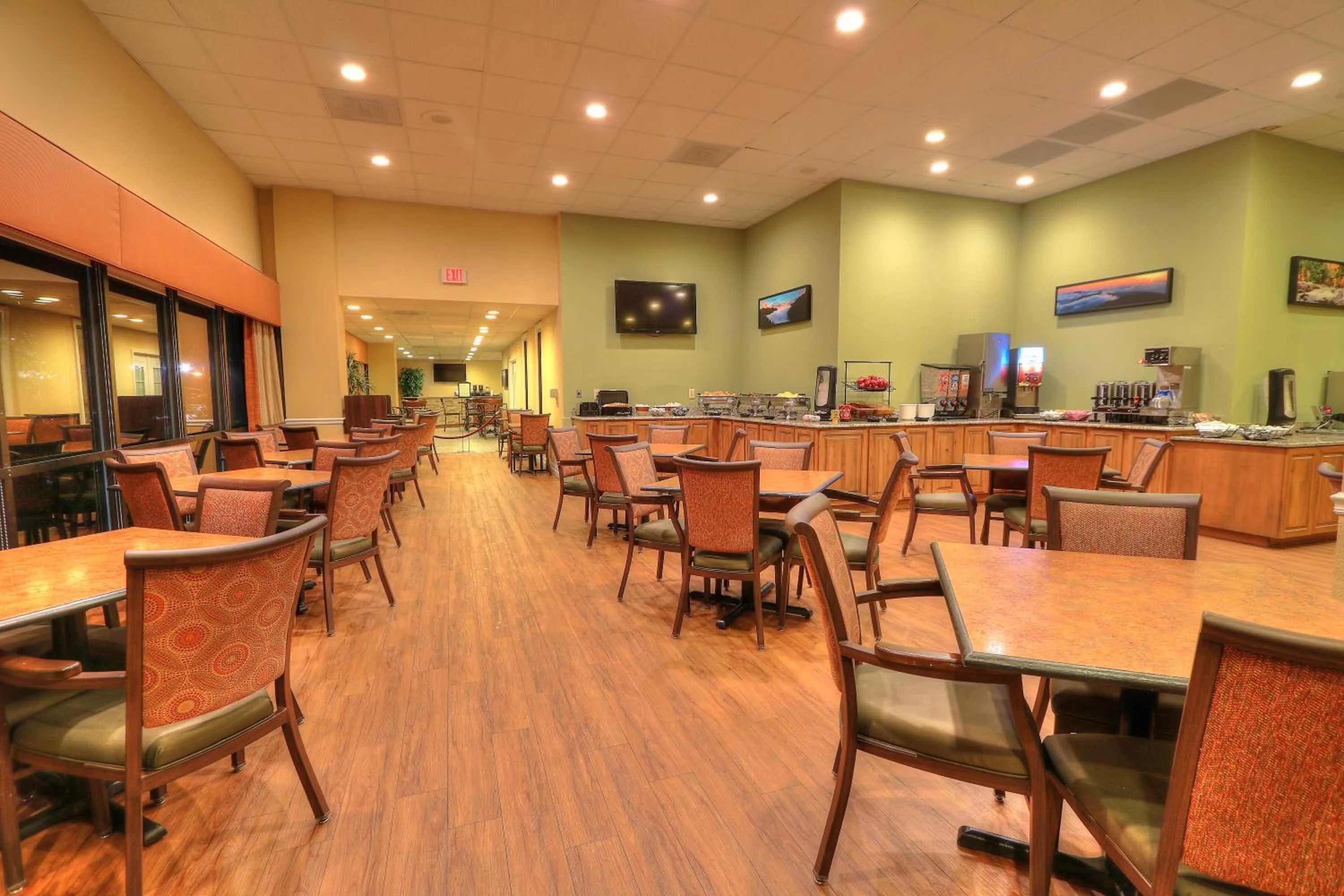 Continental breakfast in Edgewater Hotel and Conference Center