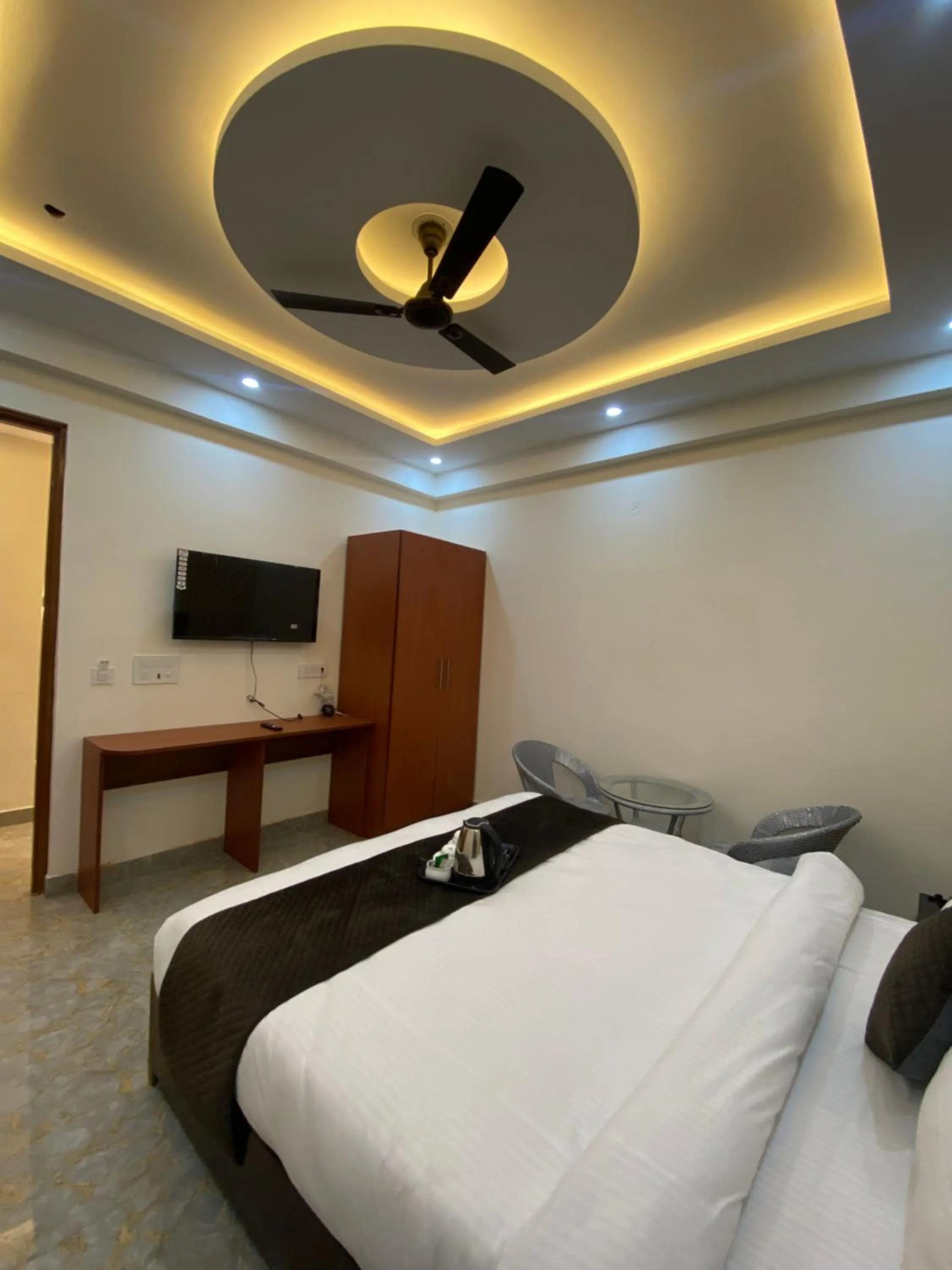 Communal lounge/ TV room, Bed in Tulip Inn