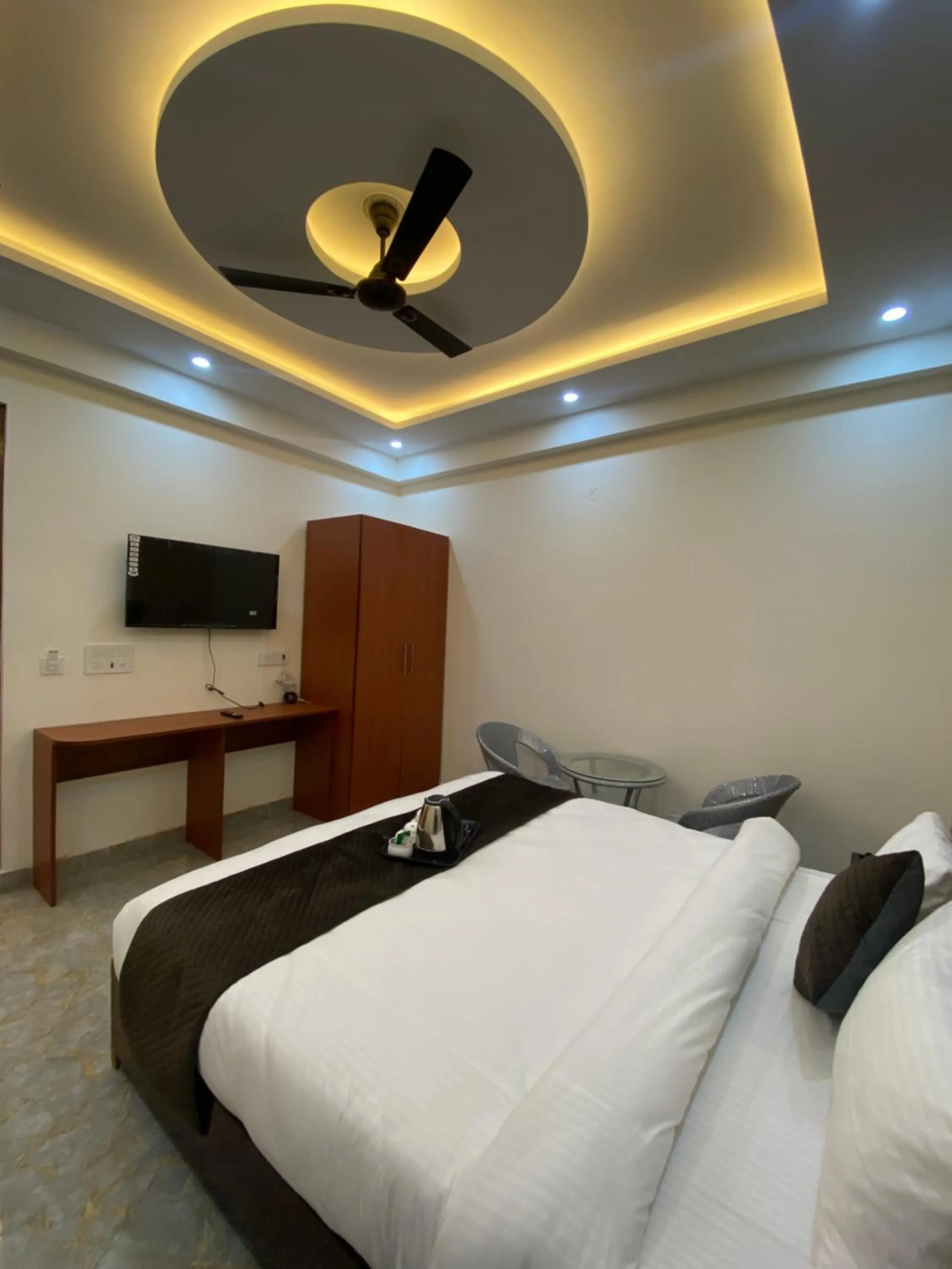 Communal lounge/ TV room, Bed in Tulip Inn