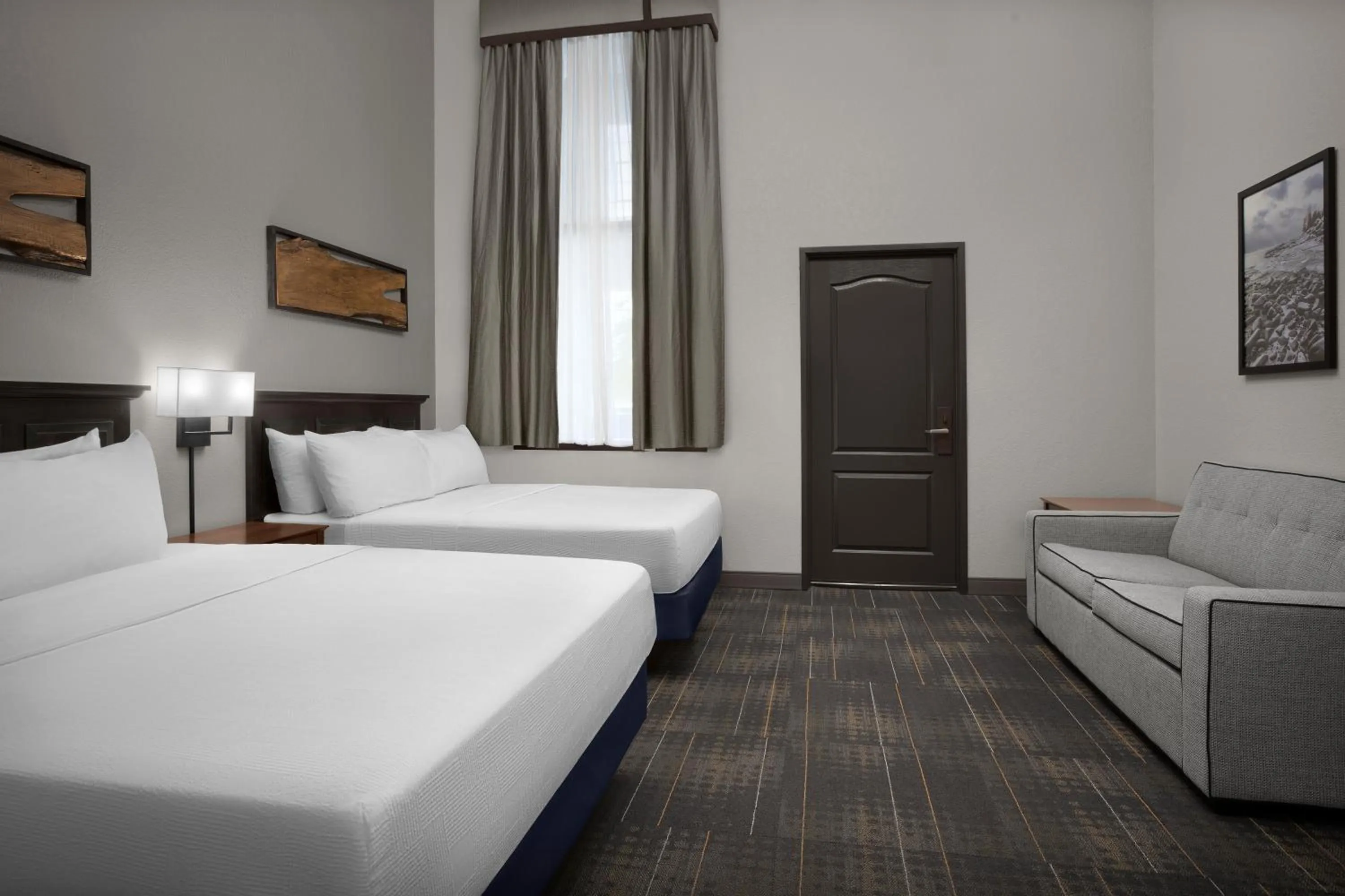 Seating area, Bed in The Suites Hotel at Waterfront Plaza